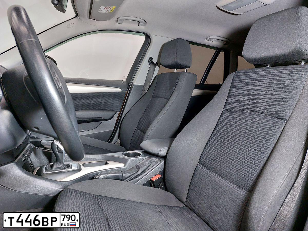 Фото автомобиля BMW X1, 2013 — госномер Т446ВР790. Цвет: Коричневый