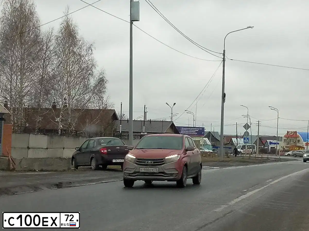 Фото автомобиля LADA XRAY, 2016 — госномер С100ЕХ72. Цвет: КРАСНЫЙ