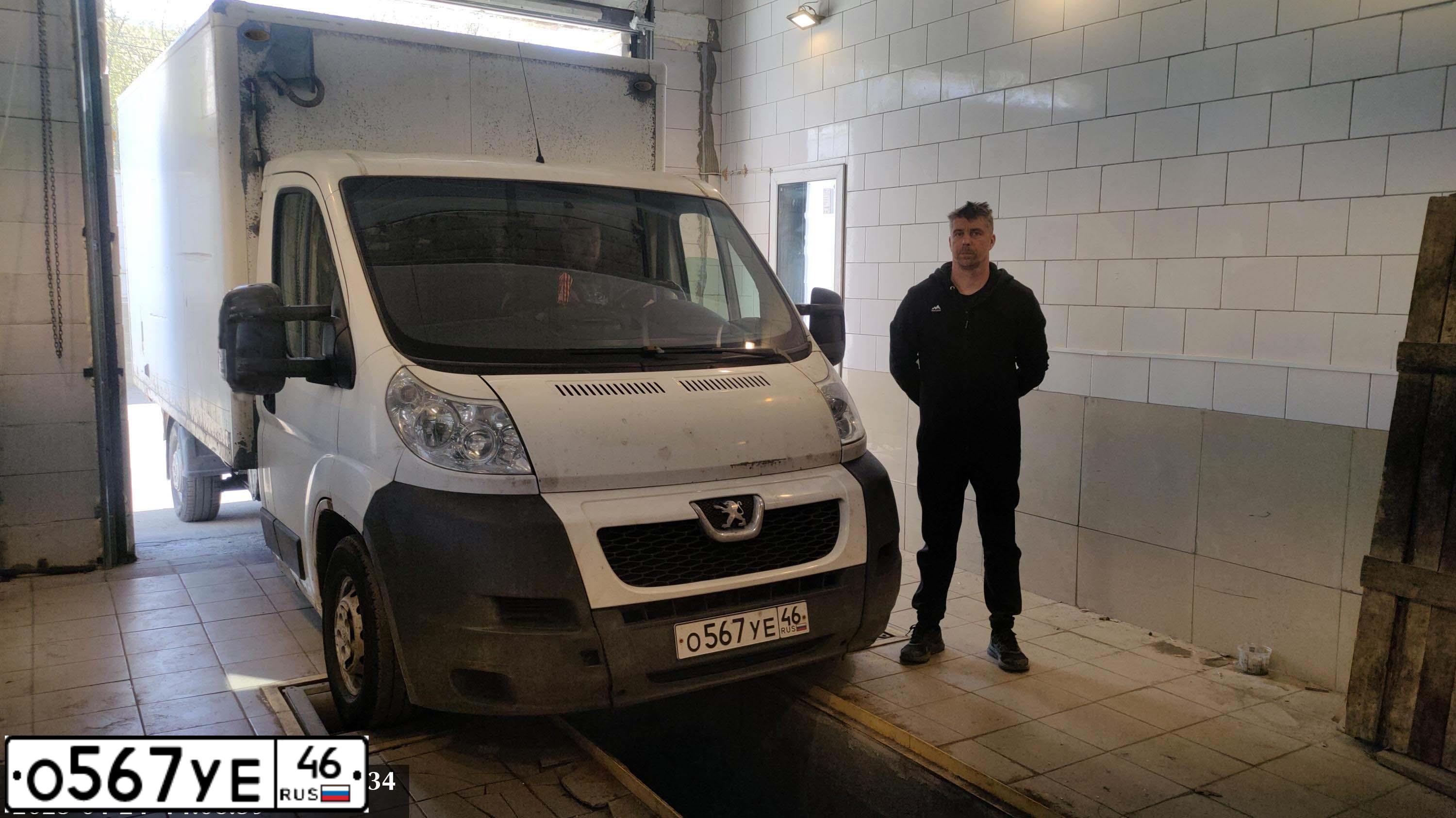 Фото автомобиля PEUGEOT BOXER, 2014 — госномер Е593УМ790. Цвет: Белый