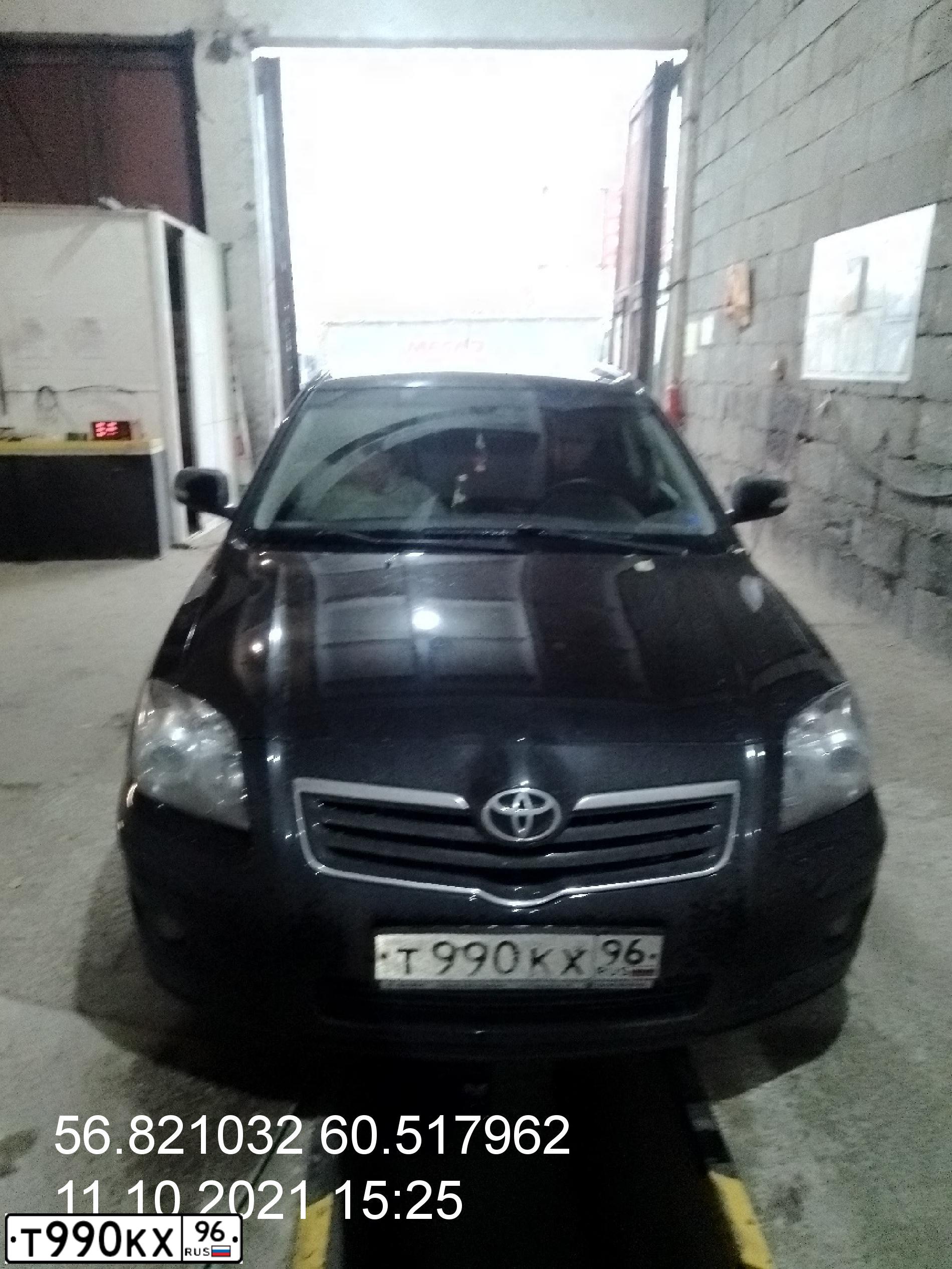 Фото автомобиля TOYOTA AVENSIS, 2007 — госномер Т990КХ96. Цвет: ЧЕРНЫЙ