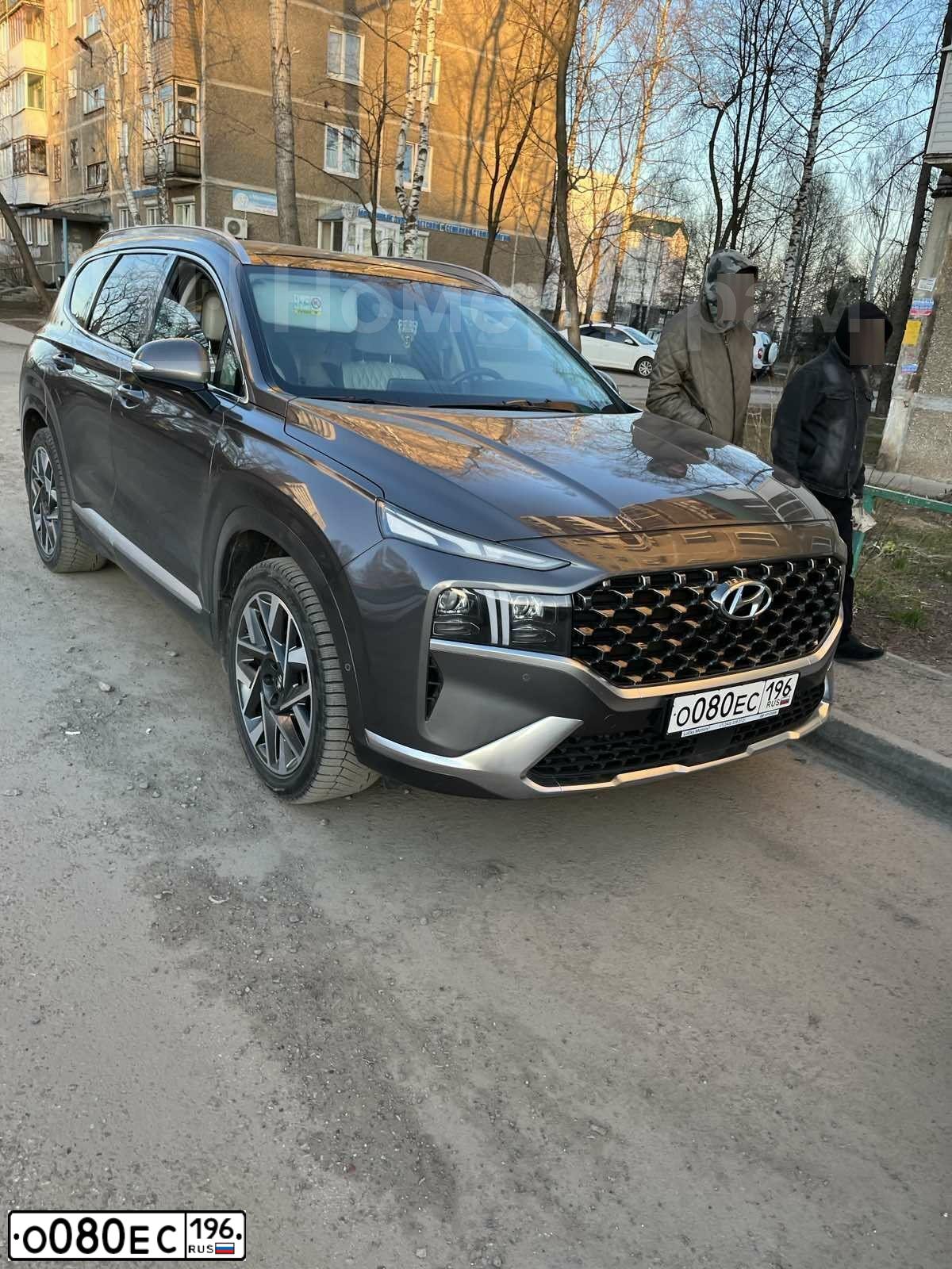 Фото автомобиля HYUNDAI SANTA FE, 2021 — госномер О080ЕС196. Цвет: СЕРЫЙ