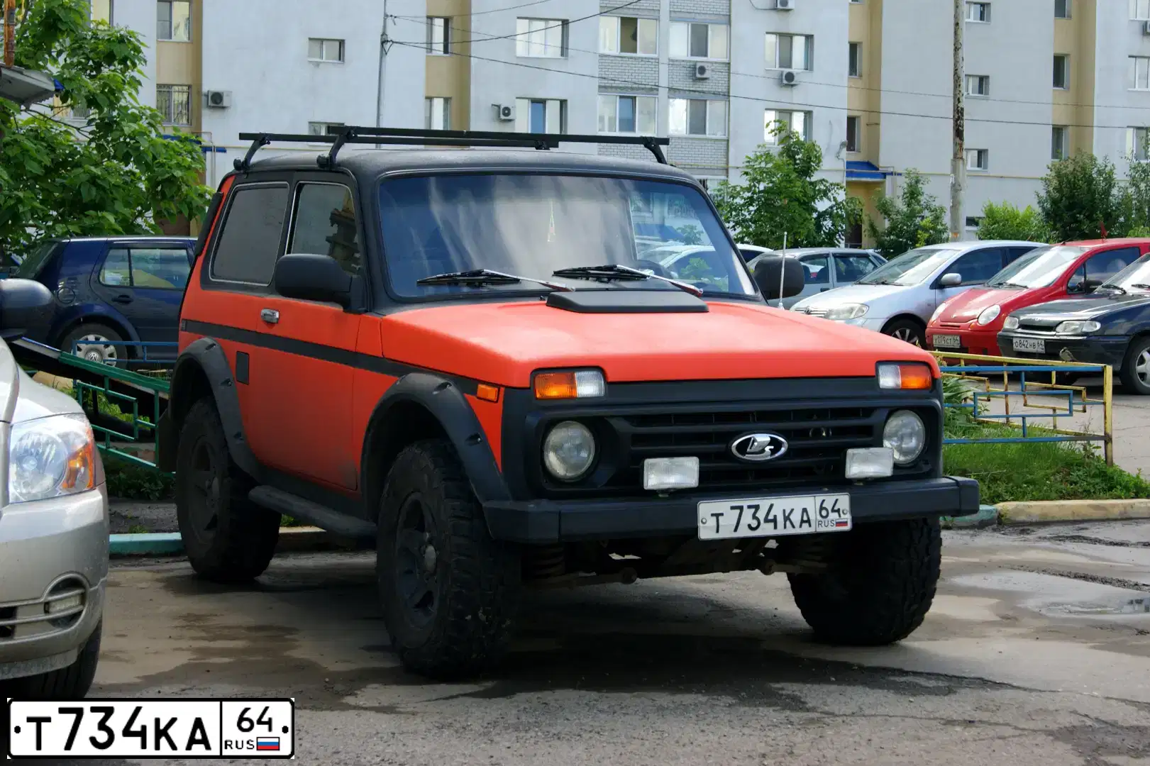 Фото автомобиля LADA 2121 NIVA, 1985 — госномер Е752АК164. Цвет: ОРАНЖЕВО-ЧЕРНЫЙ