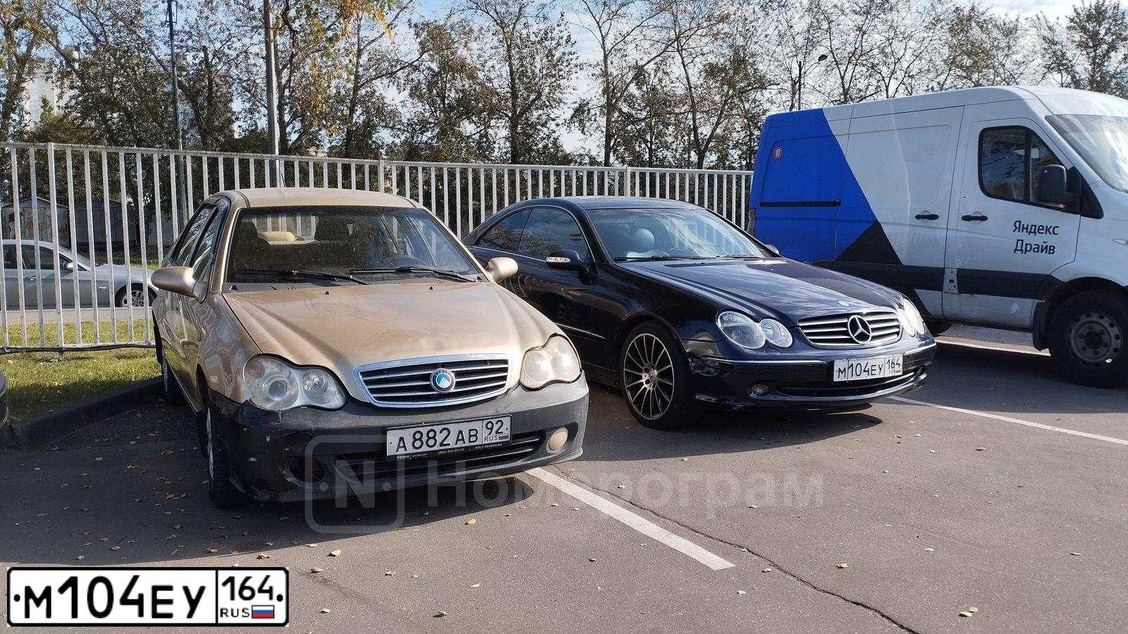 Фото автомобиля MERCEDES CLK-KLASSE, 2002 — госномер М104ЕУ164. Цвет: СИНИЙ ТЕМНЫЙ