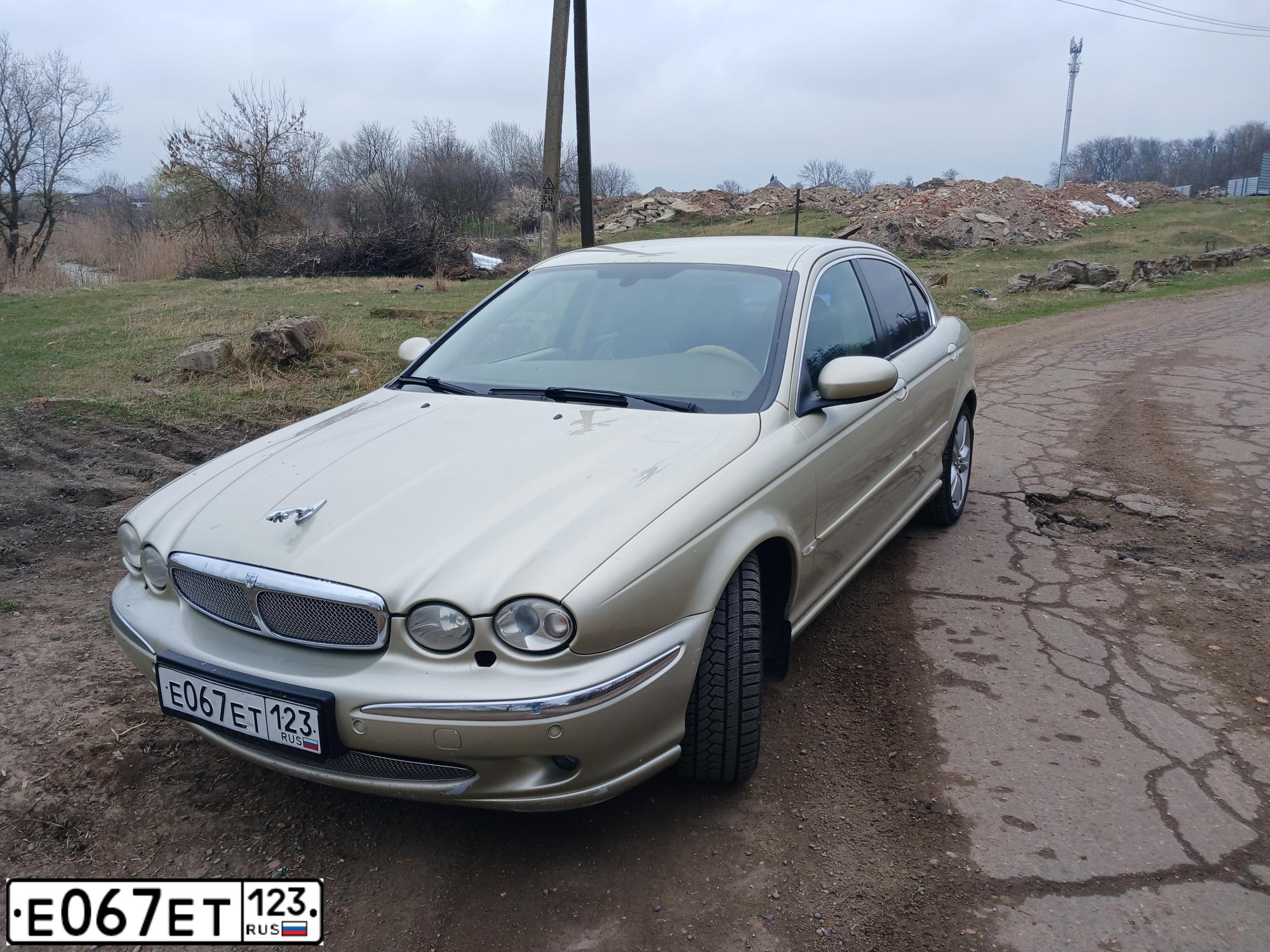 Фото автомобиля JAGUAR X-TYPE, 2007 — госномер Е067ЕТ123. Цвет: ЗОЛОТИСТЫЙ