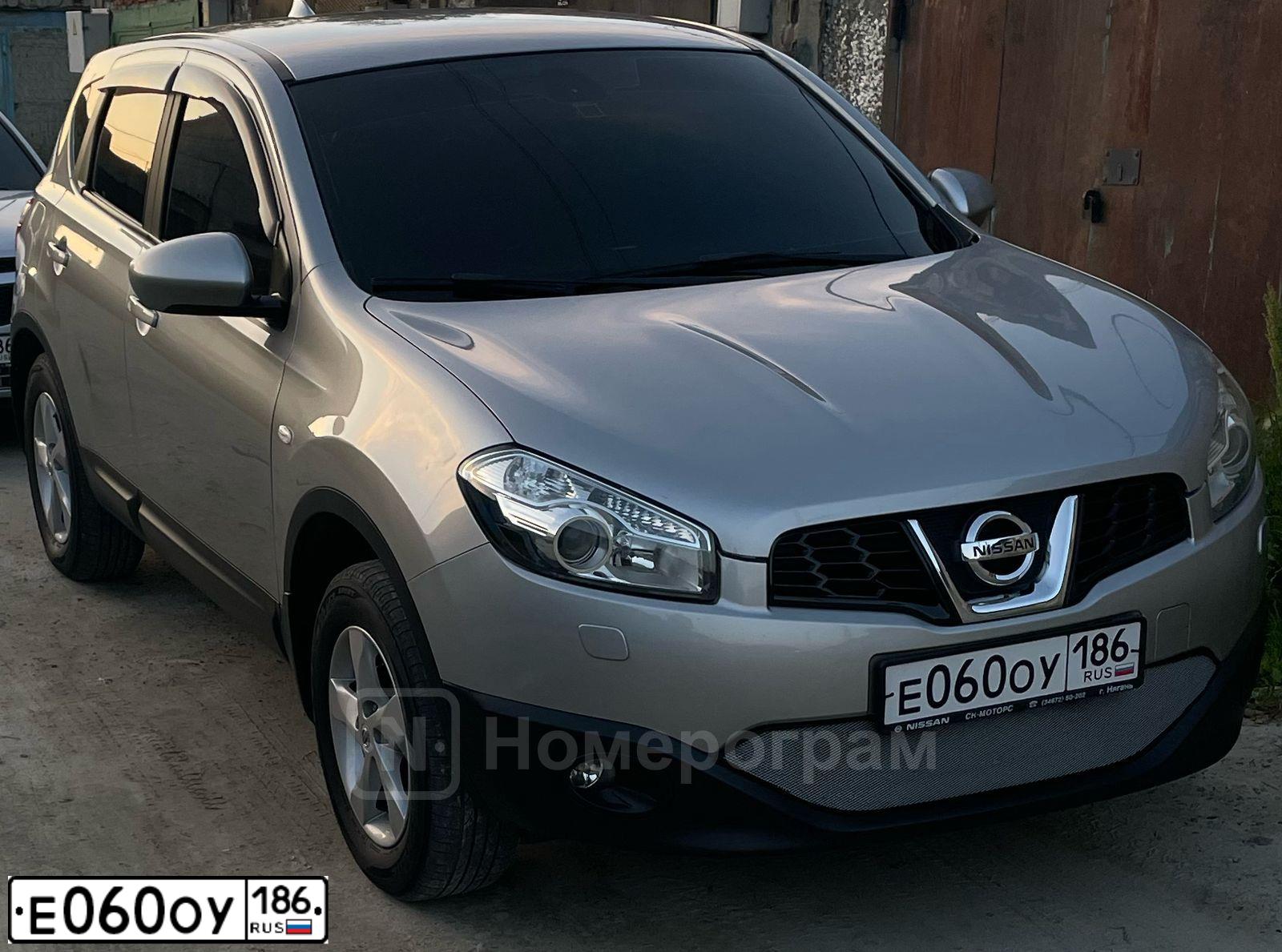 Фото автомобиля NISSAN QASHQAI, 2013 — госномер Е060ОУ186. Цвет: СЕРЕБРИСТЫЙ