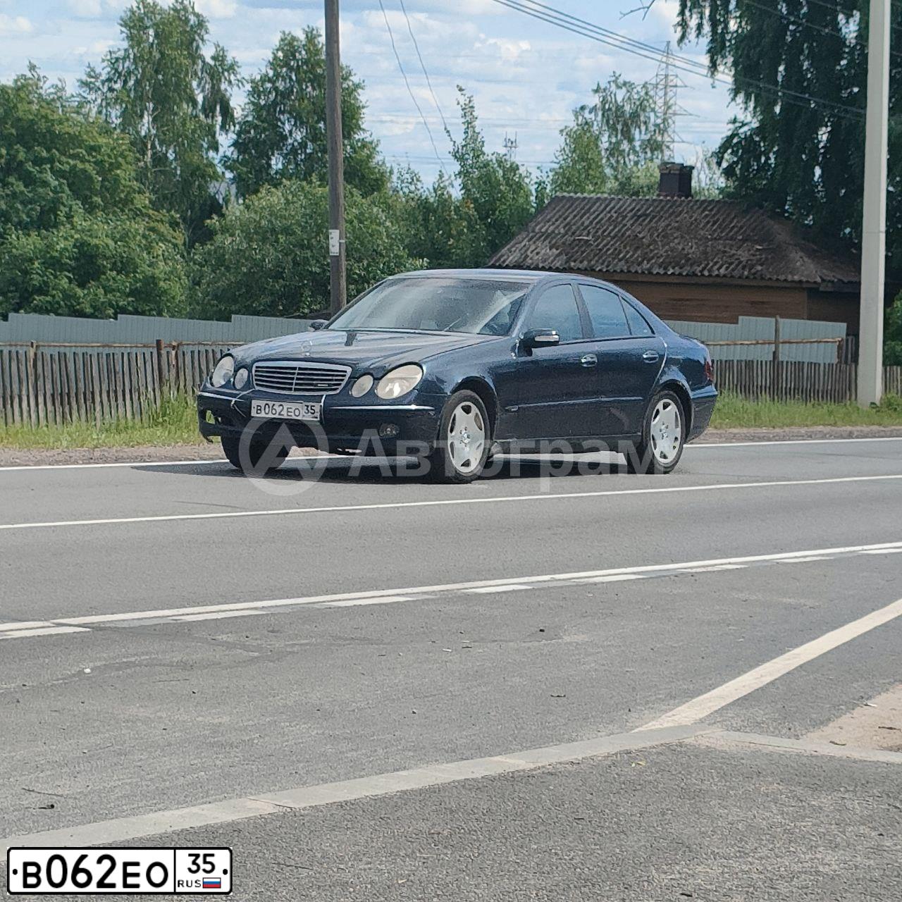 Фото автомобиля MERCEDES E-KLASSE, 2002 — госномер В062ЕО35. Цвет: СИНИЙ
