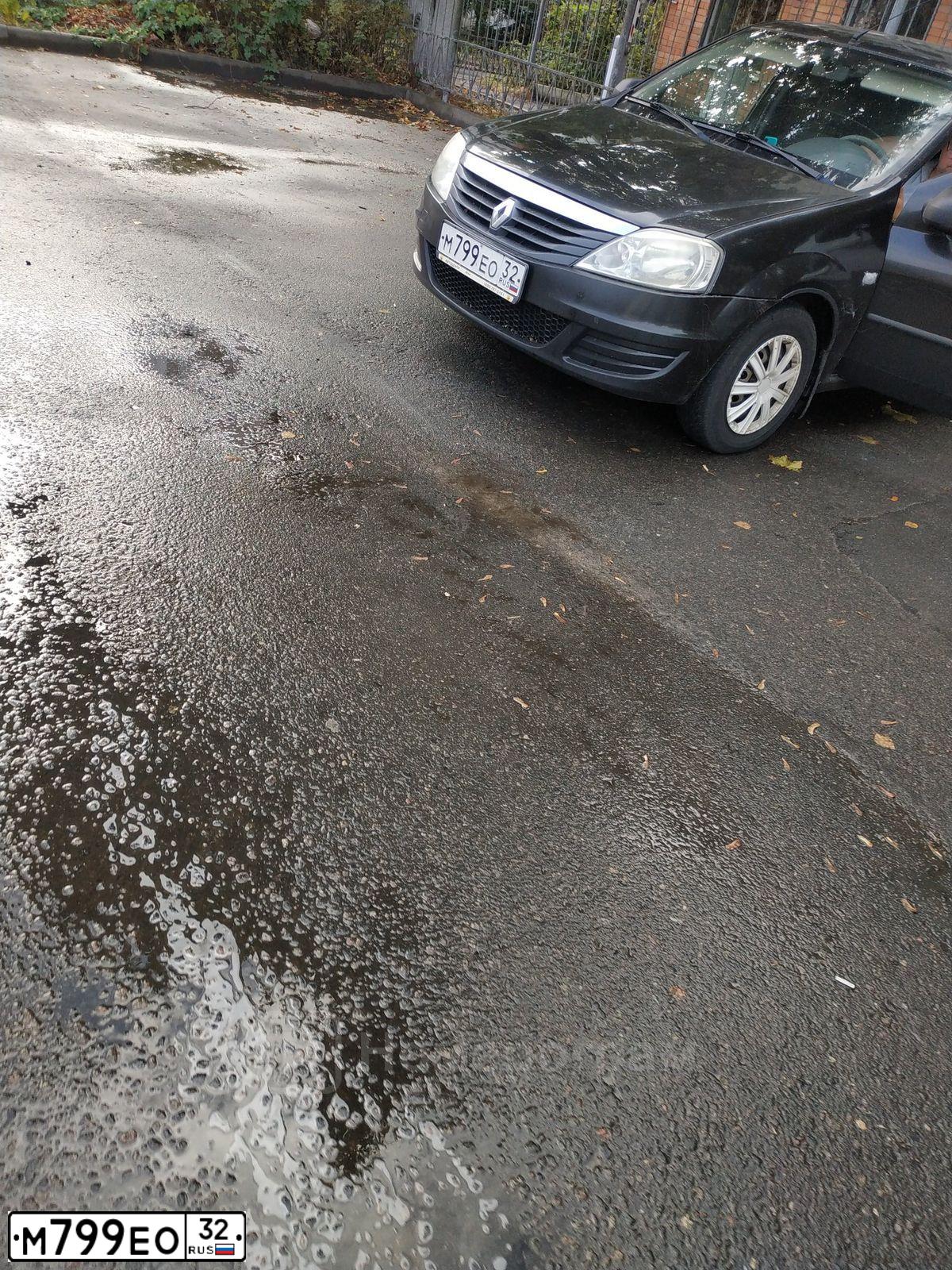 Фото автомобиля RENAULT LOGAN, 2012 — госномер М799ЕО32. Цвет: ЧЕРНЫЙ