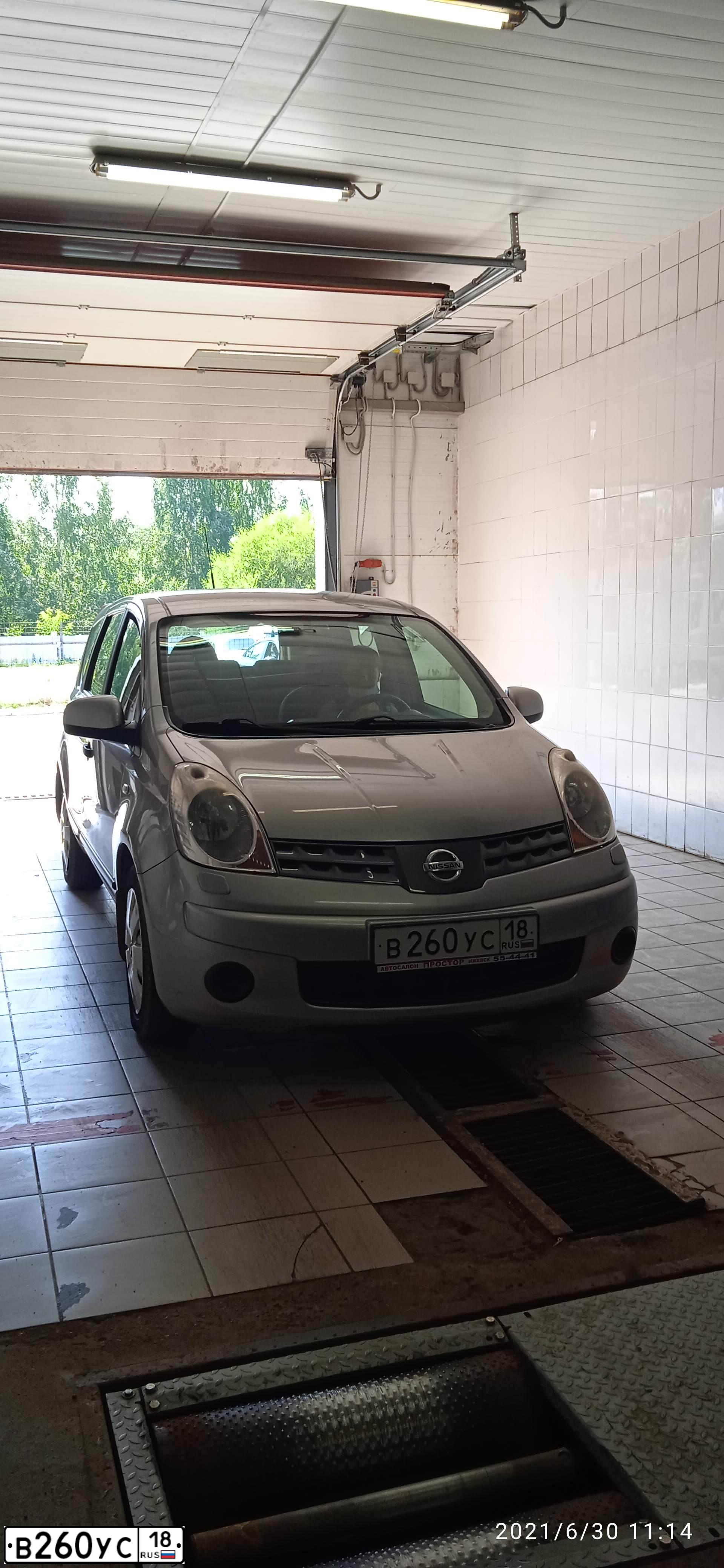 Фото автомобиля NISSAN NOTE, 2007 — госномер В260УС18. Цвет: СЕРЕБРИСТЫЙ