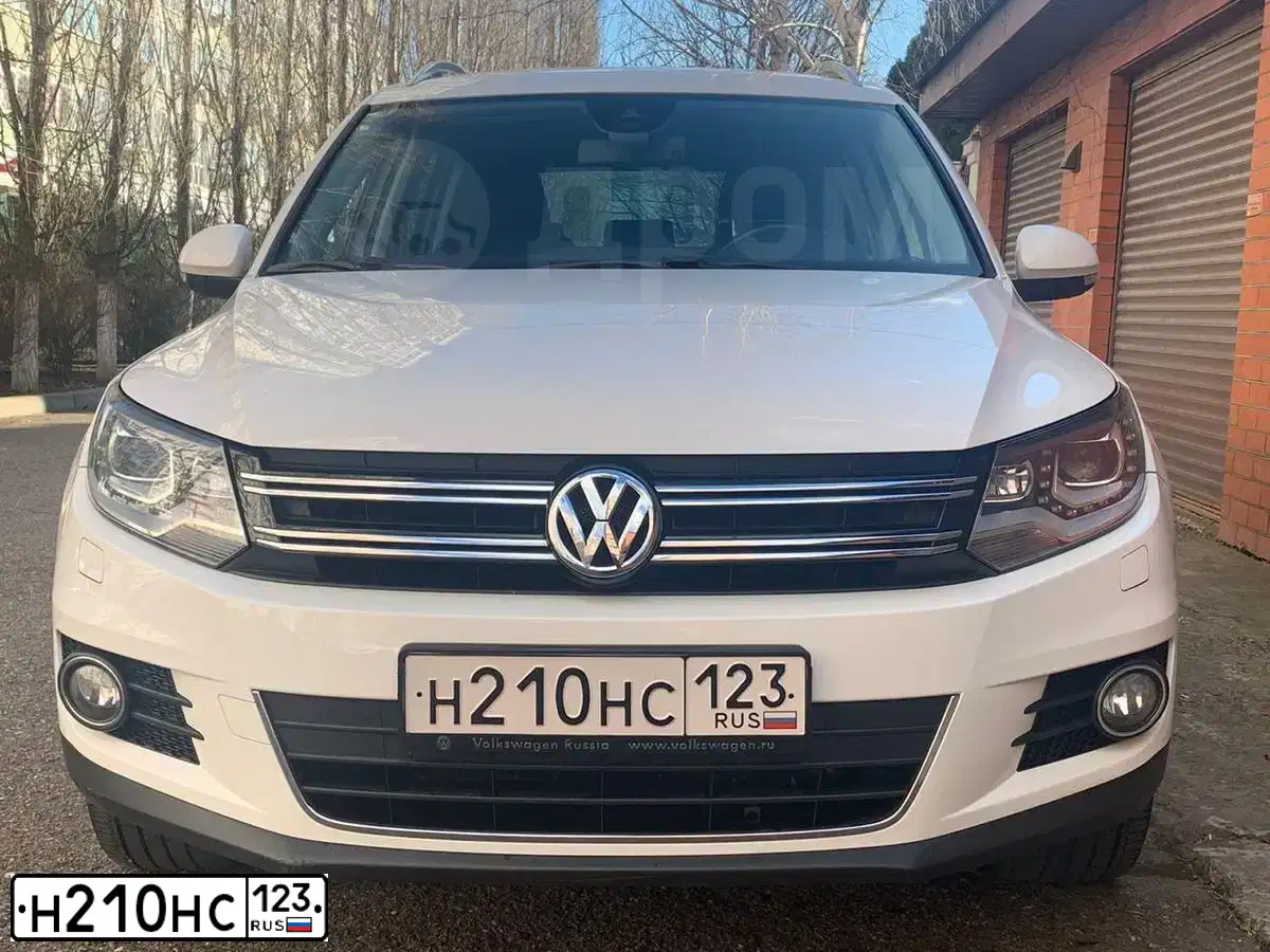 Фото автомобиля VOLKSWAGEN TIGUAN, 2013 — госномер А416МУ01. Цвет: Белый