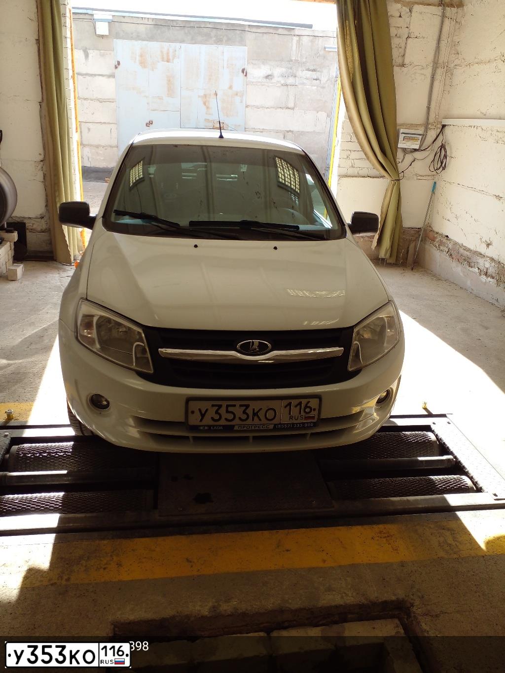 Фото автомобиля LADA 2190 GRANTA, 2014 — госномер У353КО116. Цвет: БЕЛЫЙ