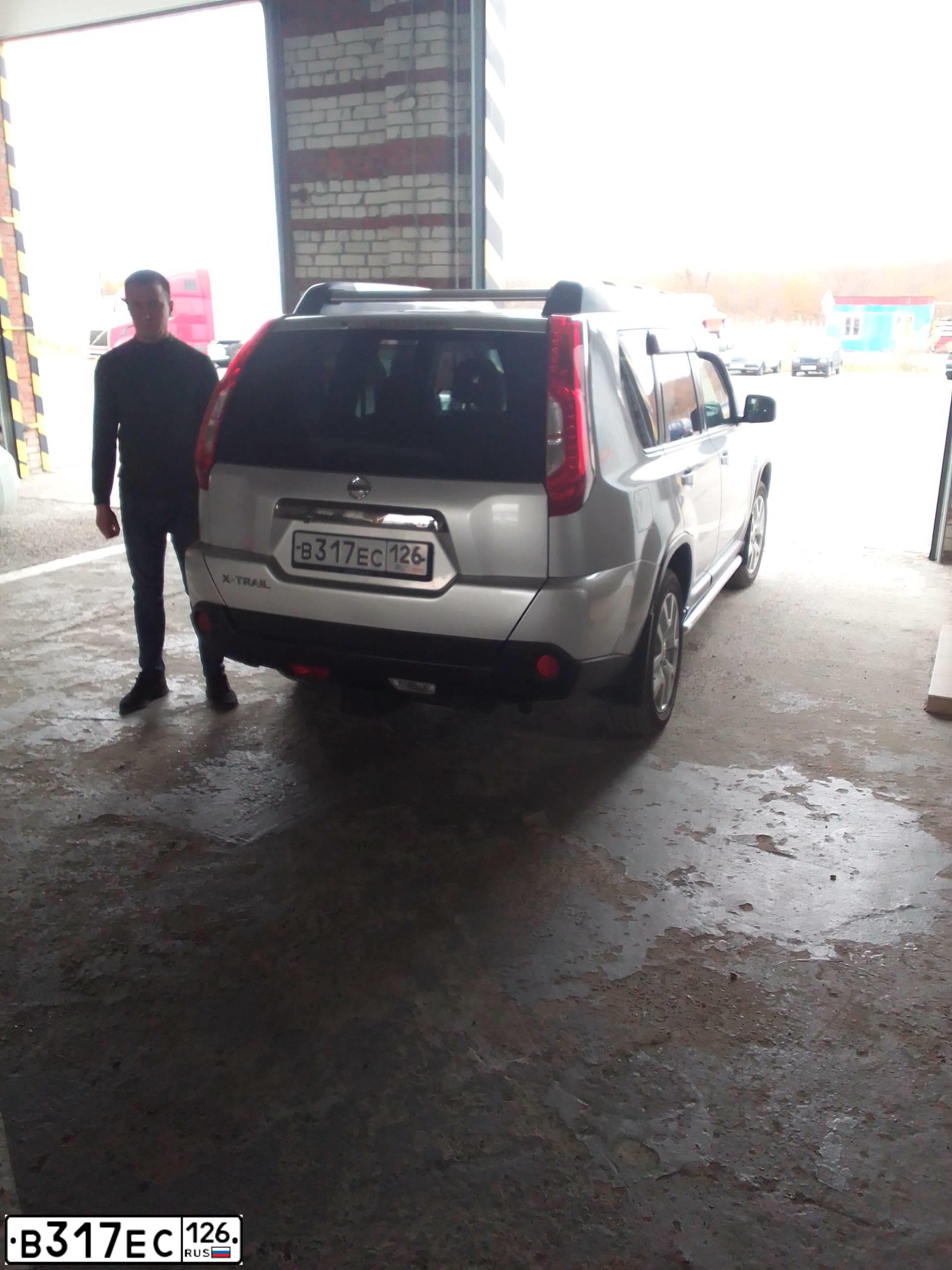 Фото автомобиля NISSAN X-TRAIL, 2011 — госномер О666ХХ09. Цвет: Серебристый