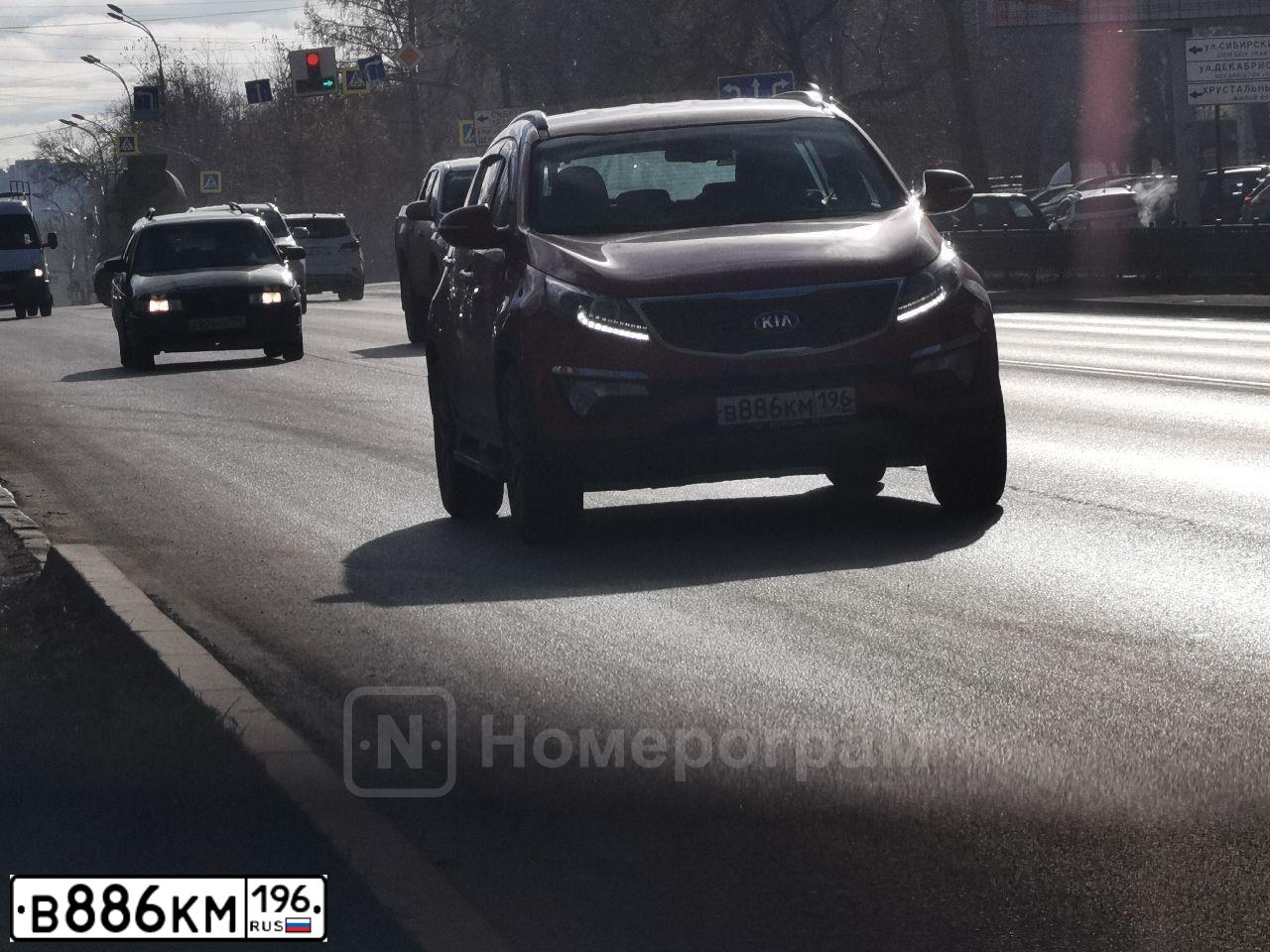 Фото автомобиля KIA SPORTAGE, 2014 — госномер В886КМ196. Цвет: ОРАНЖЕВЫЙ