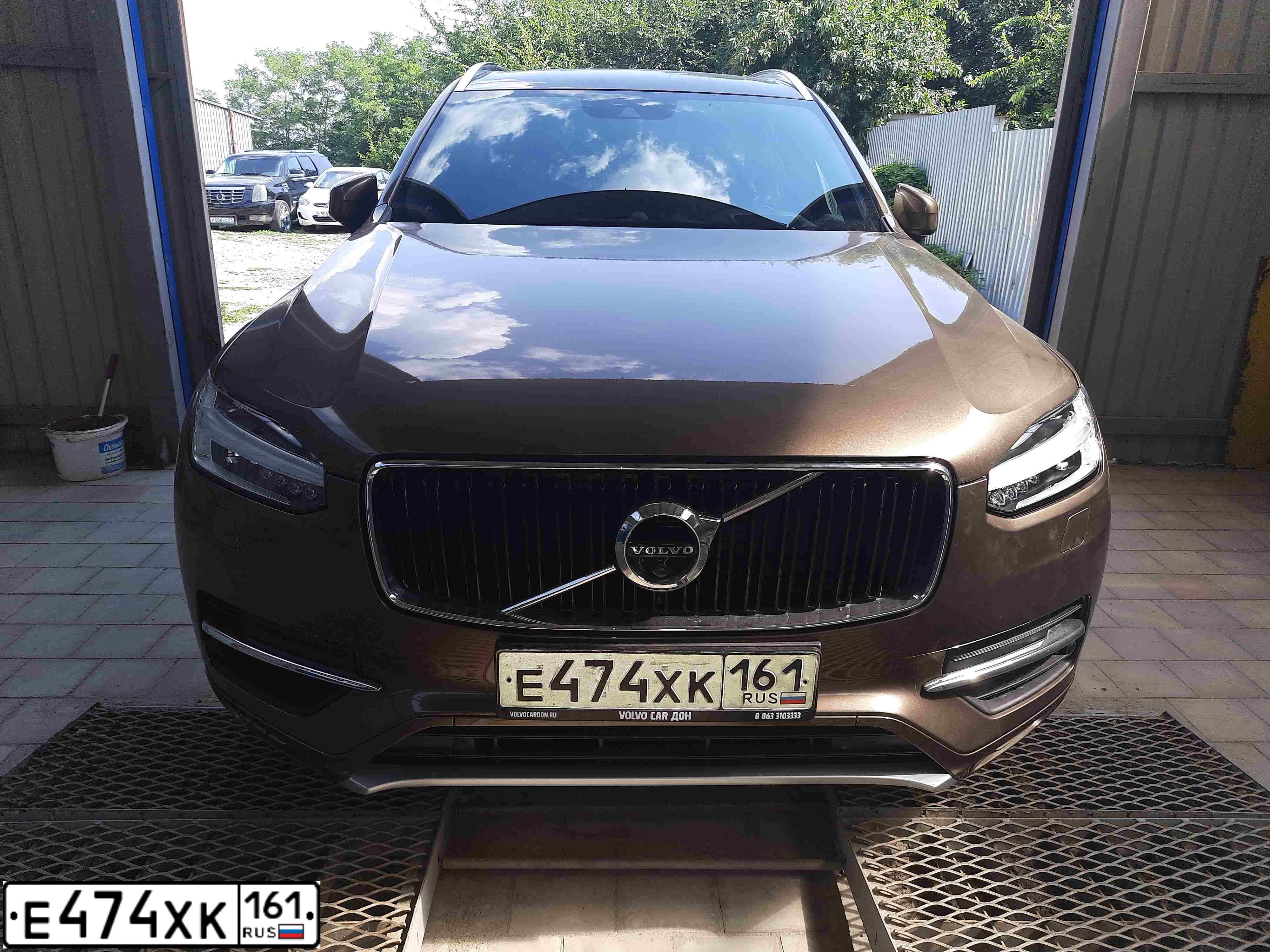 Фото автомобиля VOLVO XC90, 2017 — госномер О141ЕН761. Цвет: СЕРО-БРОНЗОВЫЙ