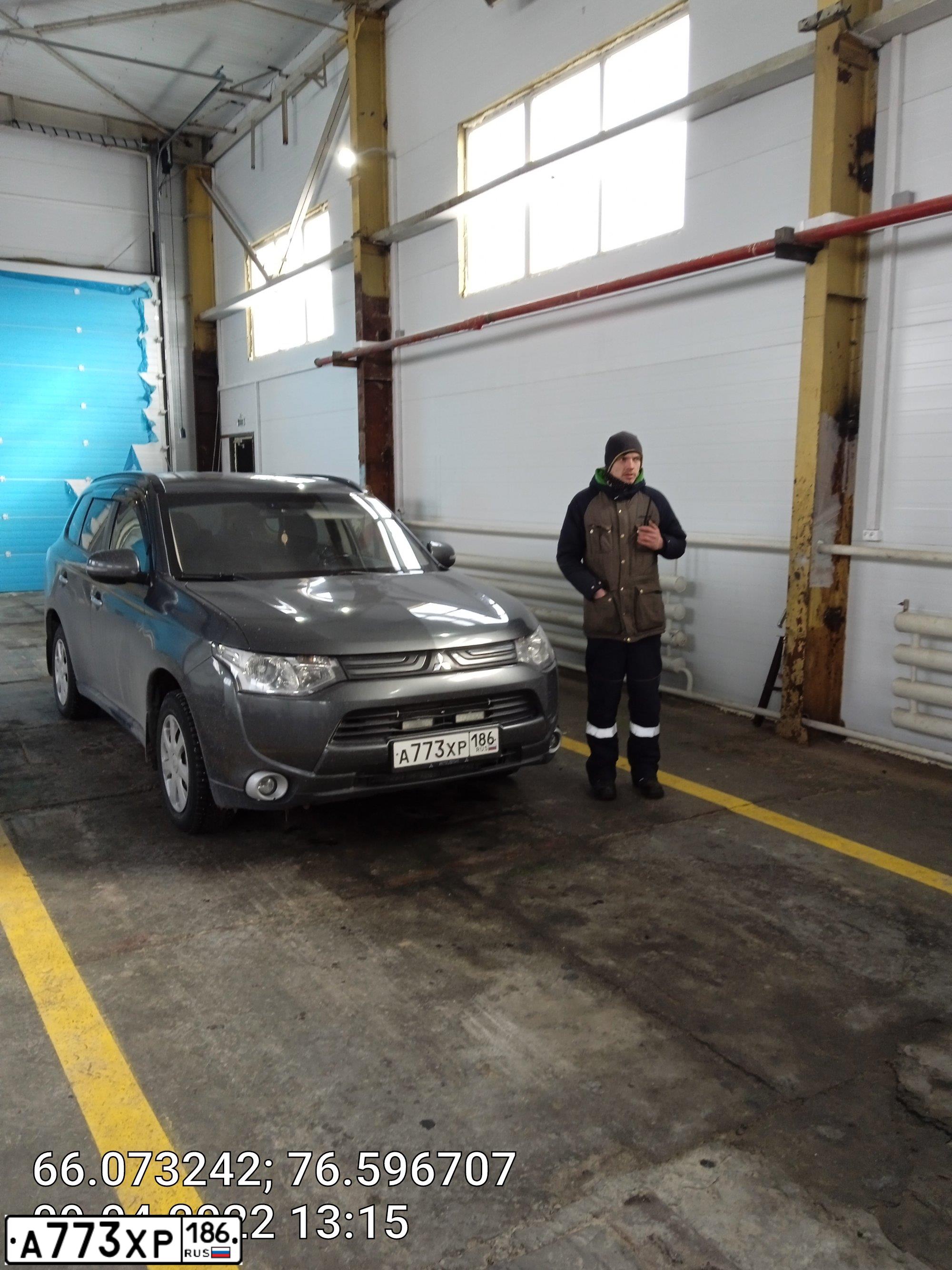 Фото автомобиля MITSUBISHI OUTLANDER, 2013 — госномер В422ХР89. Цвет: СЕРЫЙ