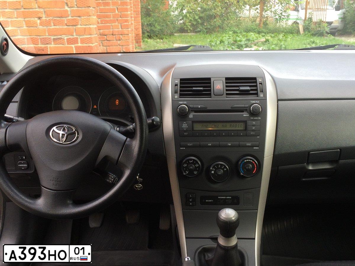 Фото автомобиля TOYOTA COROLLA, 2007 — госномер А393НО01. Цвет: СЕРО-БЕЛЫЙ