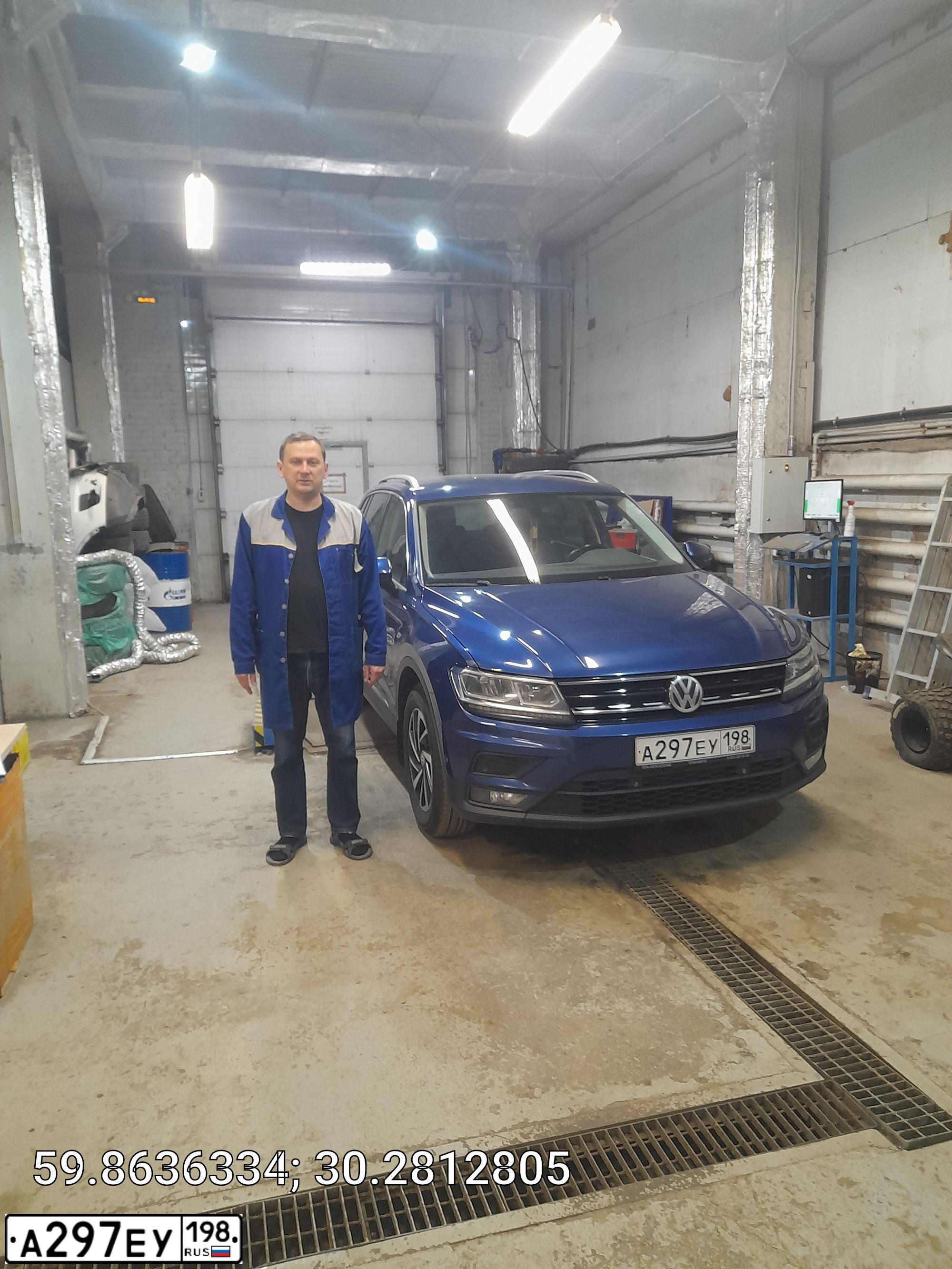 Фото автомобиля VOLKSWAGEN TIGUAN, 2018 — госномер О444КО178. Цвет: Ярко-синий