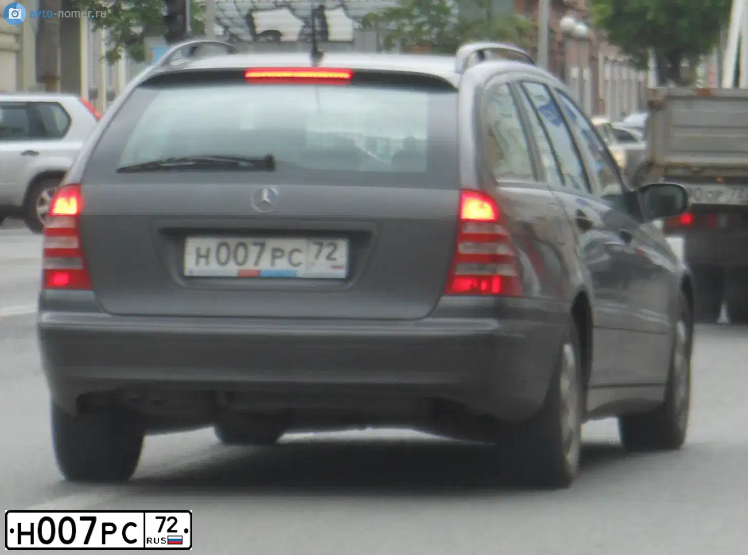 Фото автомобиля MERCEDES C-KLASSE, 2005 — госномер Н007РС72. Цвет: ТЕМНО-СЕРЫЙ