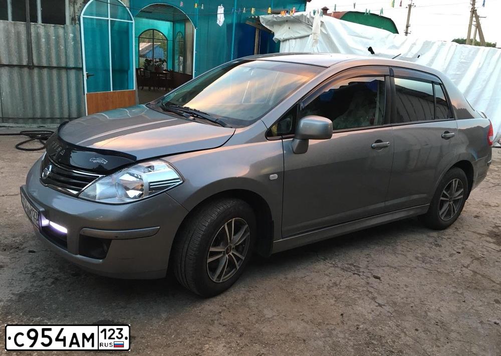 Фото автомобиля NISSAN TIIDA, 2011 — госномер Р882ВР82. Цвет: СЕРЫЙ