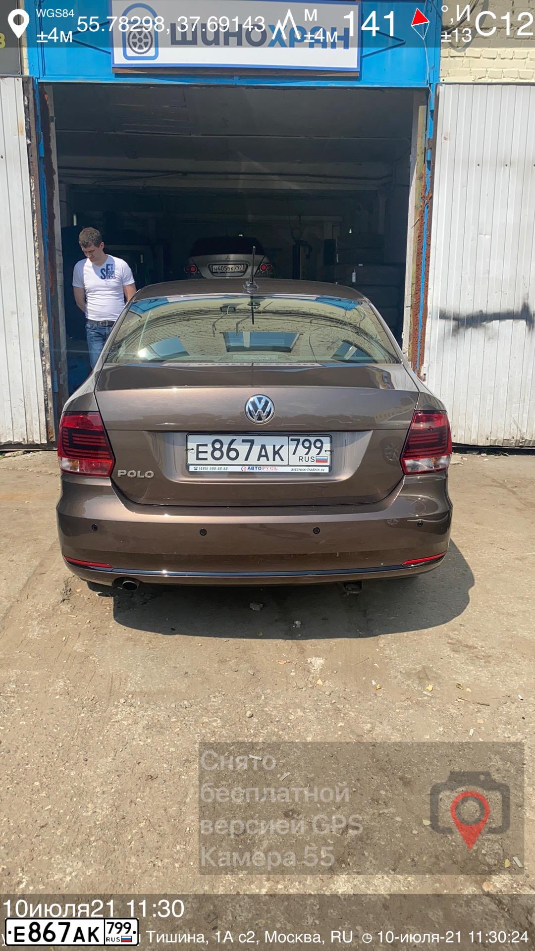 Фото автомобиля VOLKSWAGEN POLO, 2017 — госномер Е867АК799. Цвет: Коричневый