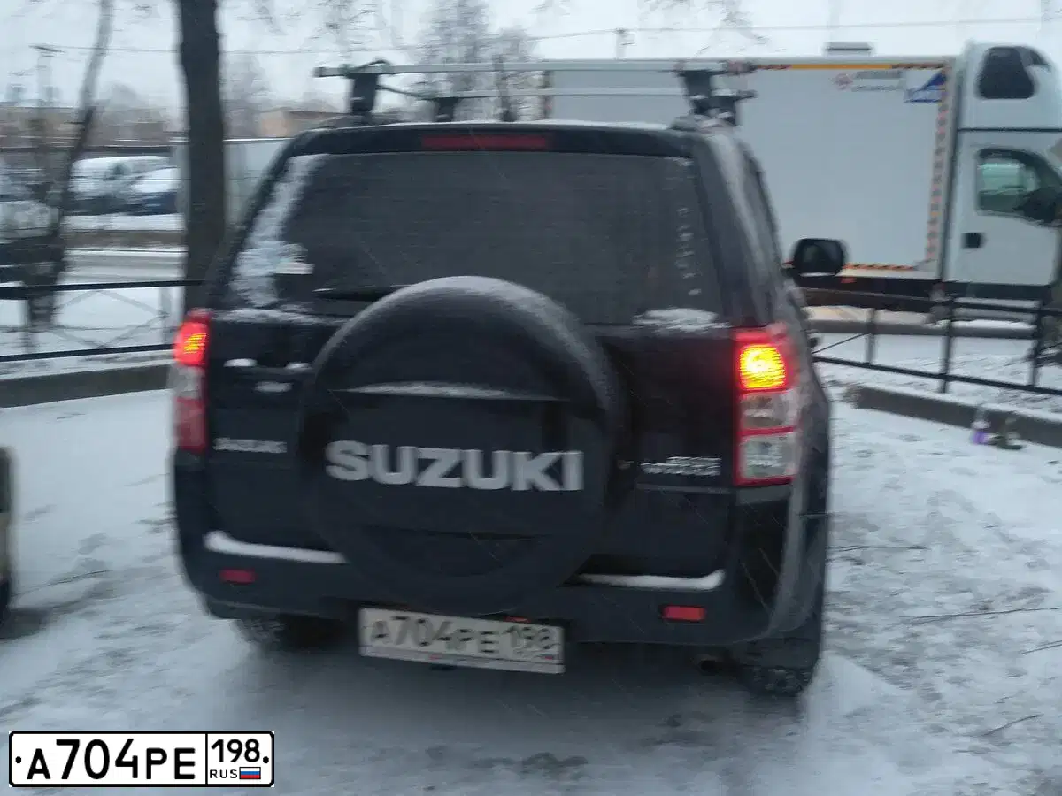 Фото автомобиля SUZUKI /GRAND/ VITARA, 2010 — госномер А704РЕ198. Цвет: ЧЕРНЫЙ