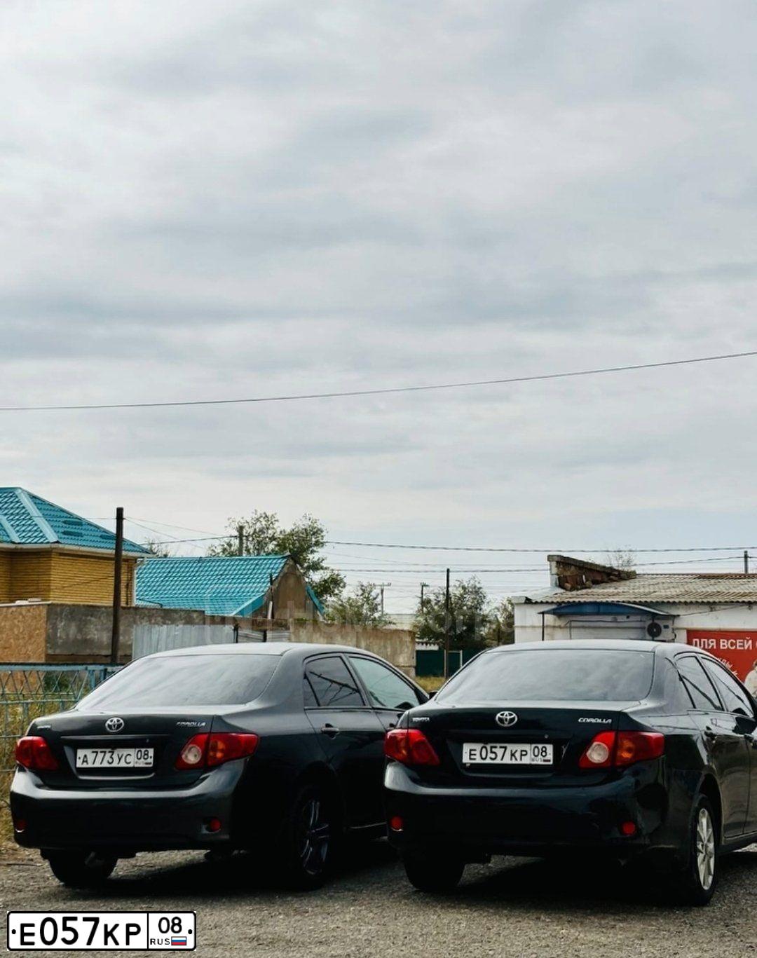 Фото автомобиля TOYOTA COROLLA, 2007 — госномер Е057КР08. Цвет: ЧЕРНЫЙ