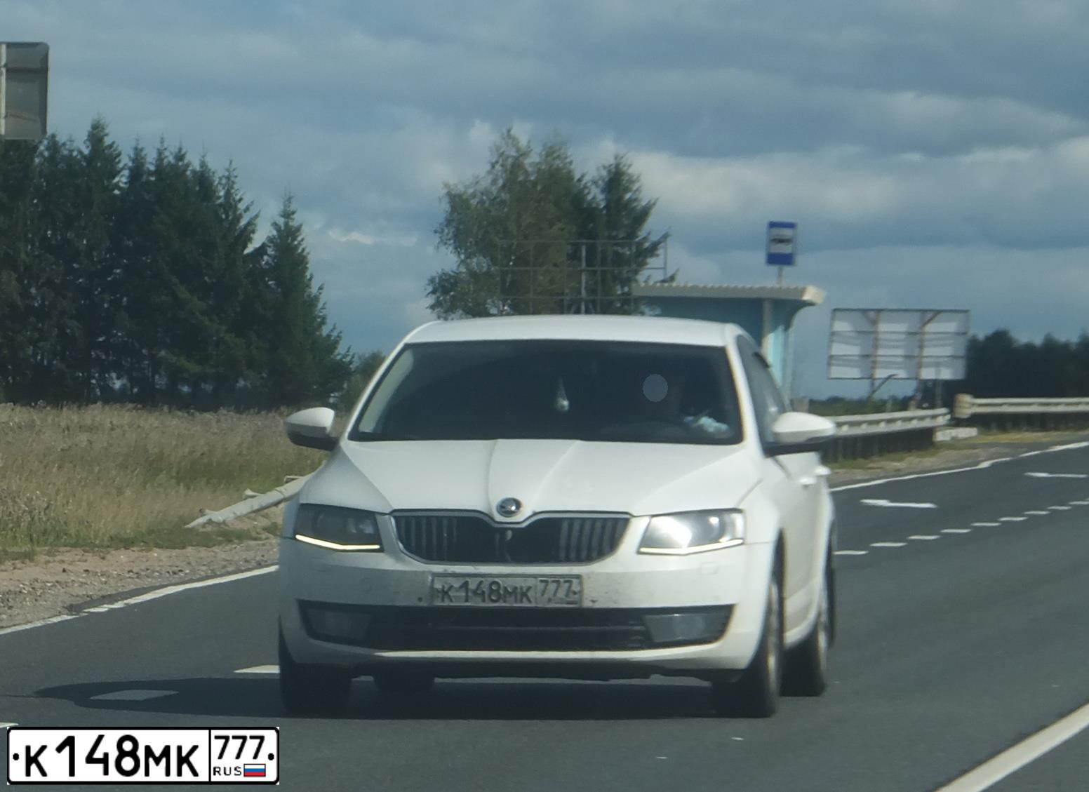 Фото автомобиля SKODA OCTAVIA, 2014 — госномер К148МК777. Цвет: БЕЛЫЙ