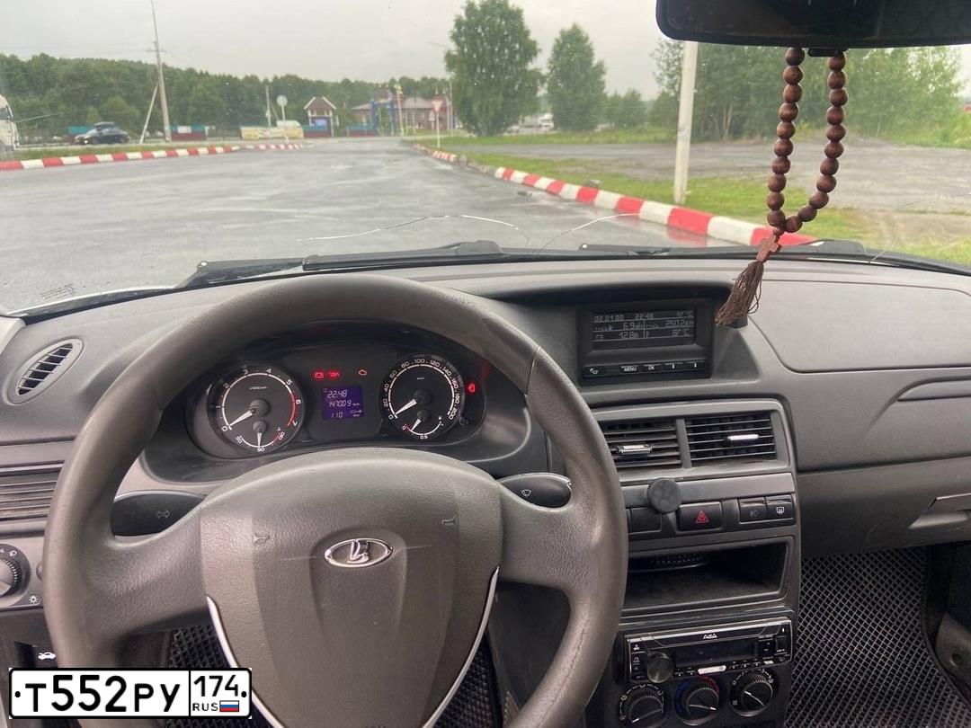 Фото автомобиля LADA 2172 PRIORA, 2014 — госномер Т552РУ174. Цвет: СВЕТЛО-СЕРЕБРИСТЫЙ МЕТАЛЛ