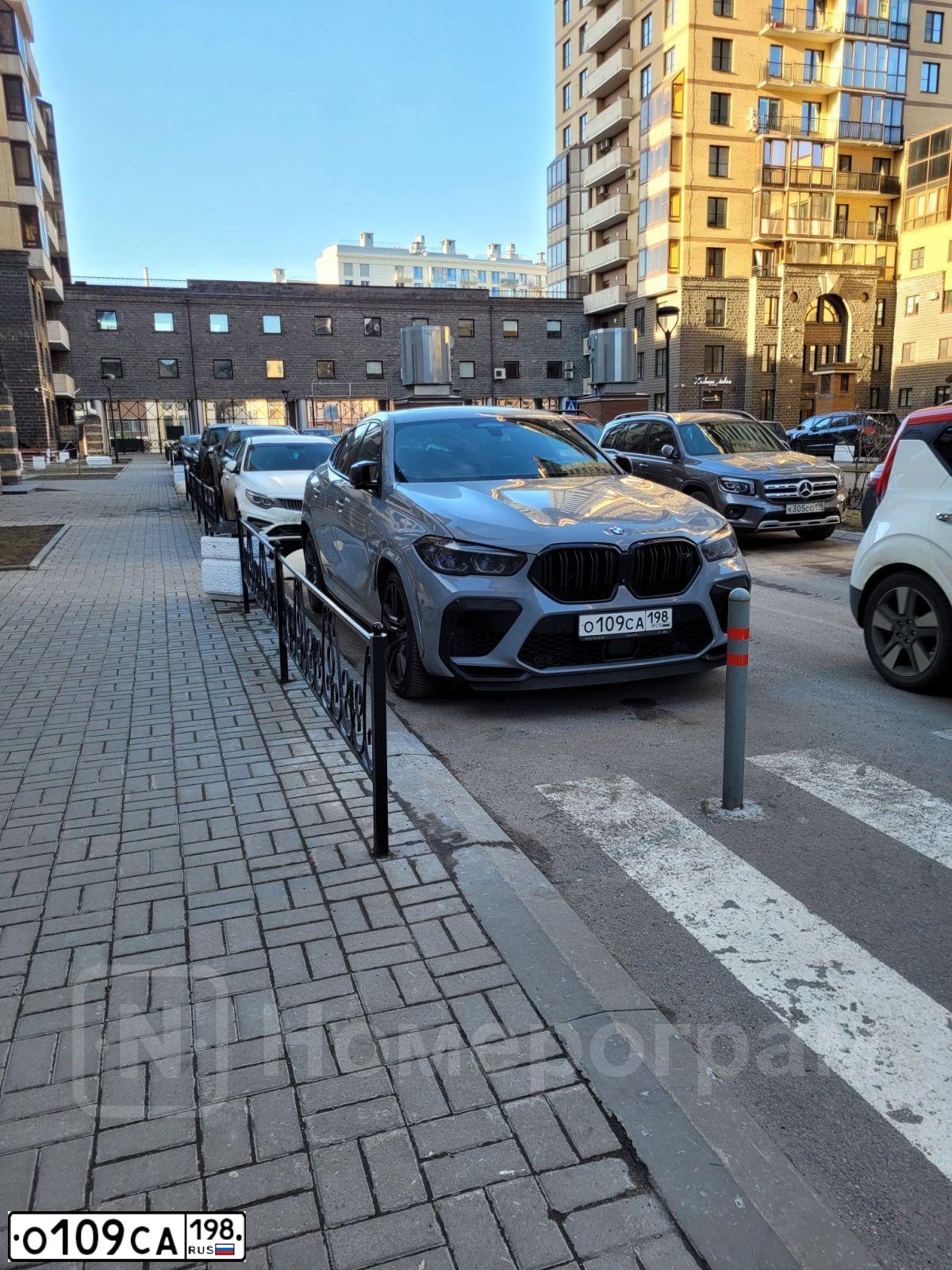 Фото автомобиля BMW X6, 2021 — госномер В665АК250. Цвет: СЕРЫЙ