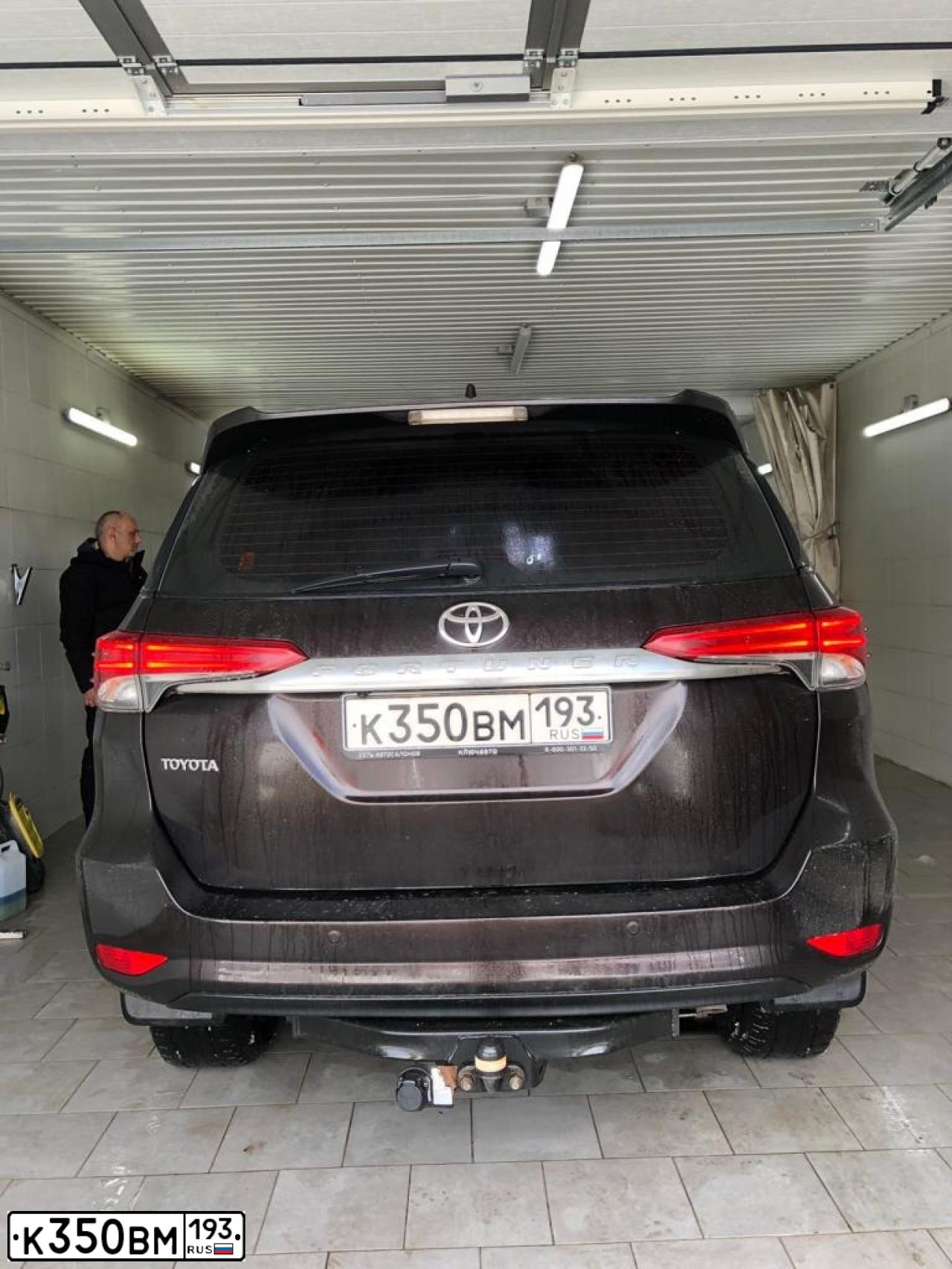 Фото автомобиля TOYOTA FORTUNER, 2017 — госномер А660МУ01. Цвет: ТЕМНО-КОРИЧНЕВЫЙ