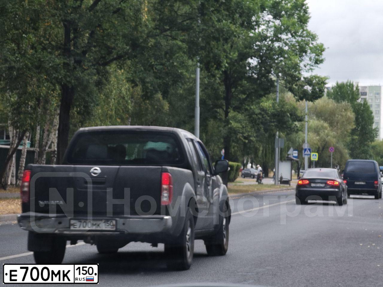 Фото автомобиля NISSAN NAVARA, 2008 — госномер Е700МК150. Цвет: ЧЕРНЫЙ