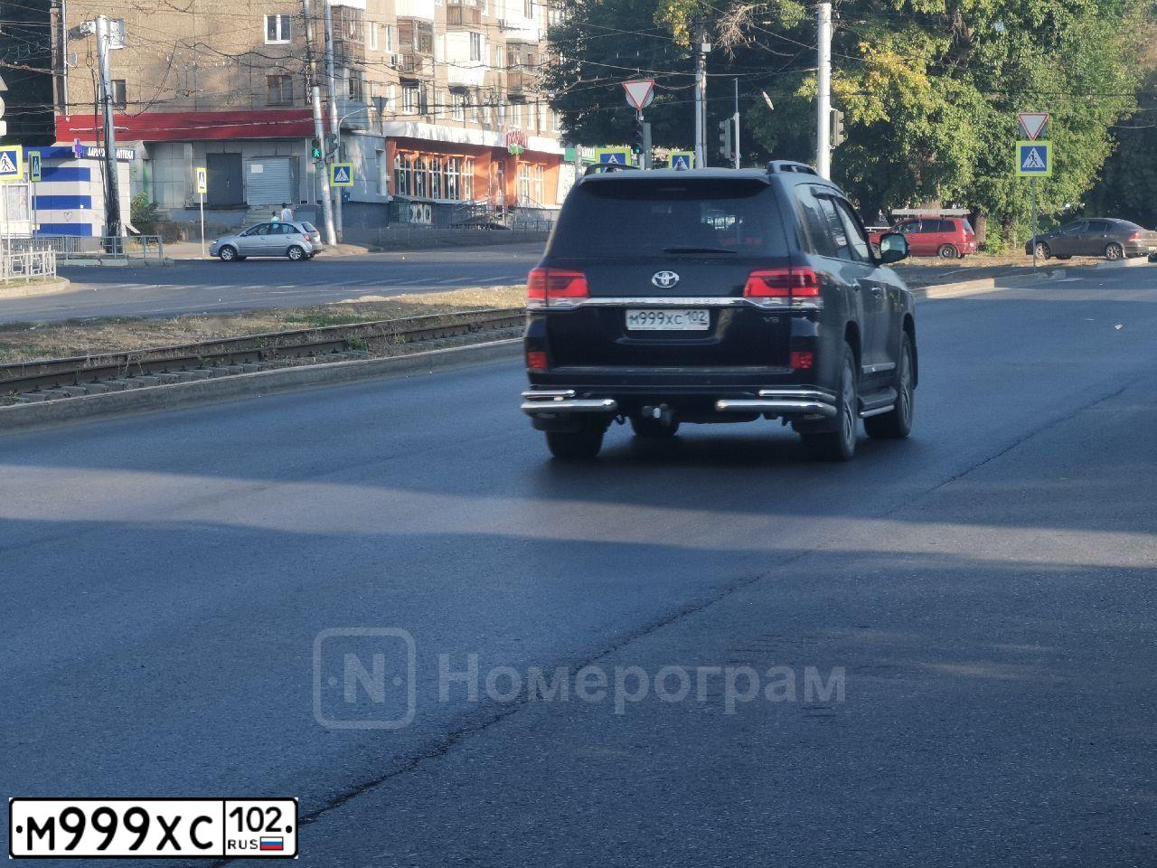 Фото автомобиля TOYOTA LAND CRUISER 200, 2017 — госномер М498РТ702. Цвет: ЧЕРНЫЙ
