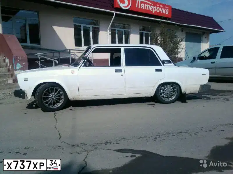Фото автомобиля VOLKSWAGEN PASSAT, 1991 — госномер Х373ХР34. Цвет: СВЕТЛО СЕРЫЙ