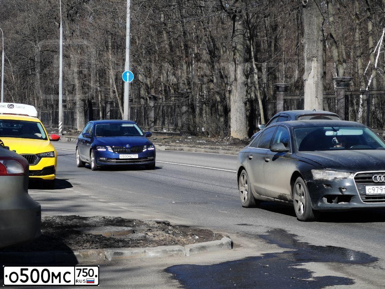 Фото автомобиля SKODA OCTAVIA, 2019 — госномер Е505УВ790. Цвет: синий