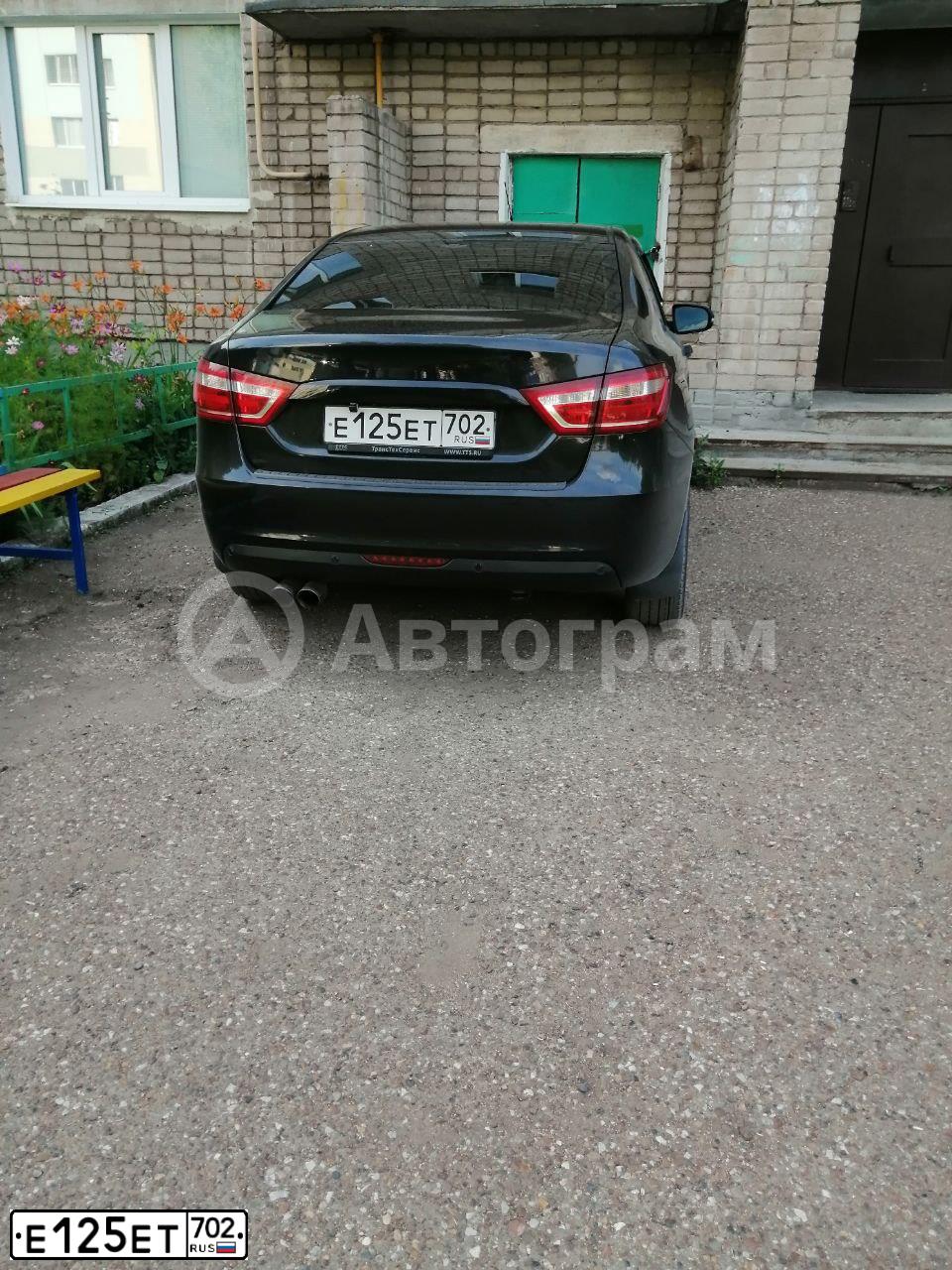 Фото автомобиля LADA VESTA, 2018 — госномер Е125ЕТ702. Цвет: ЧЕРНЫЙ