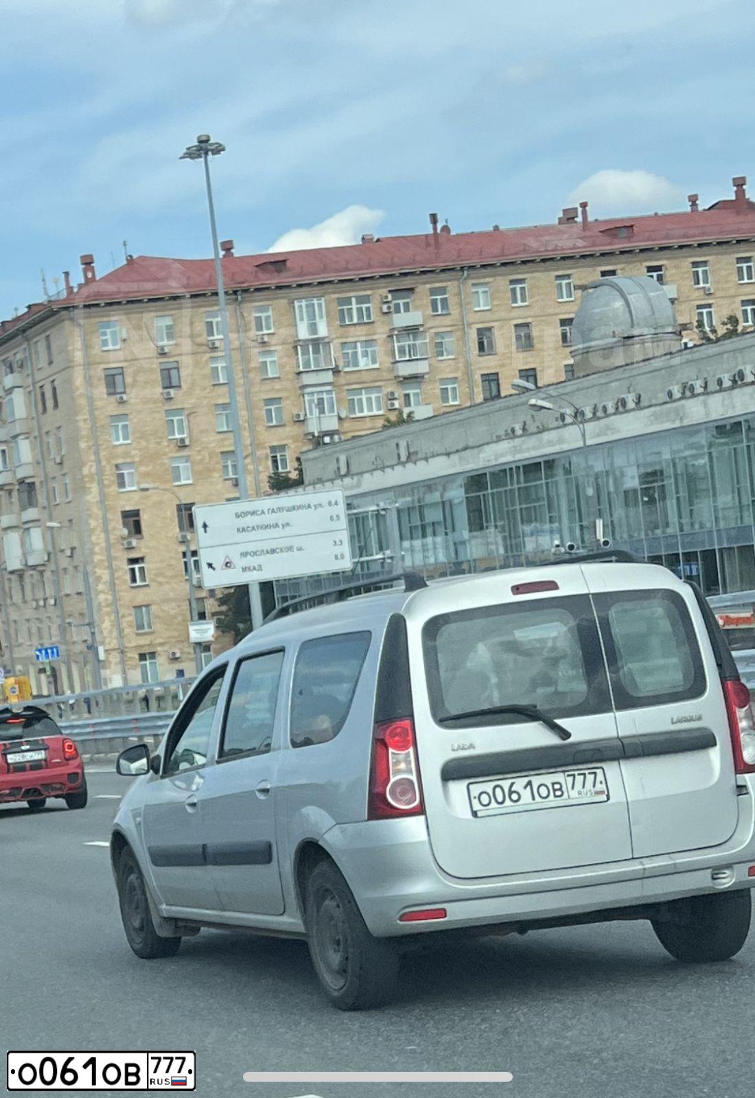 Фото автомобиля LADA LARGUS, 2015 — госномер Р216ВТ550. Цвет: СЕРЕБРИСТЫЙ