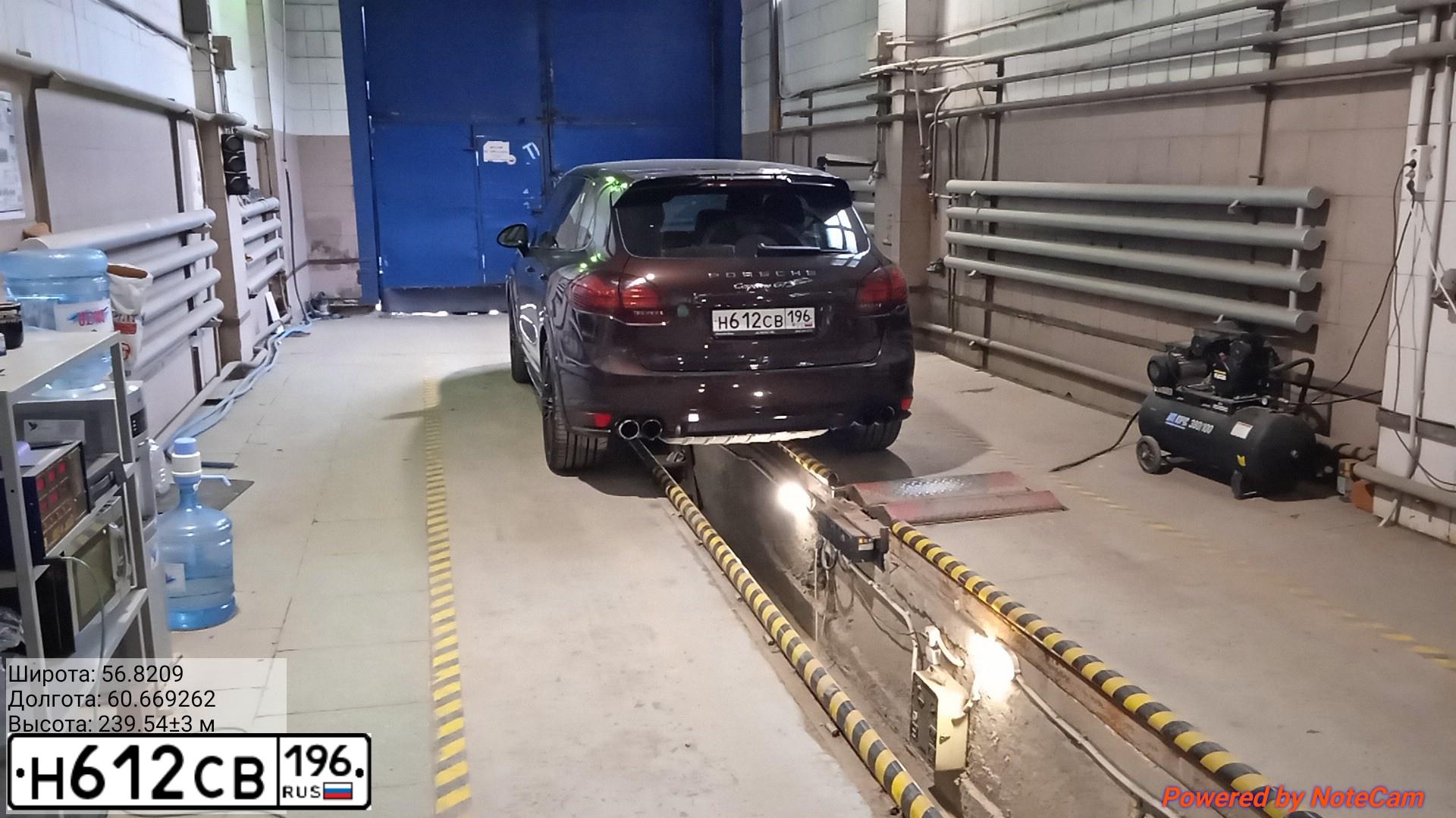 Фото автомобиля PORSCHE CAYENNE, 2014 — госномер Н612СВ196. Цвет: Коричневый
