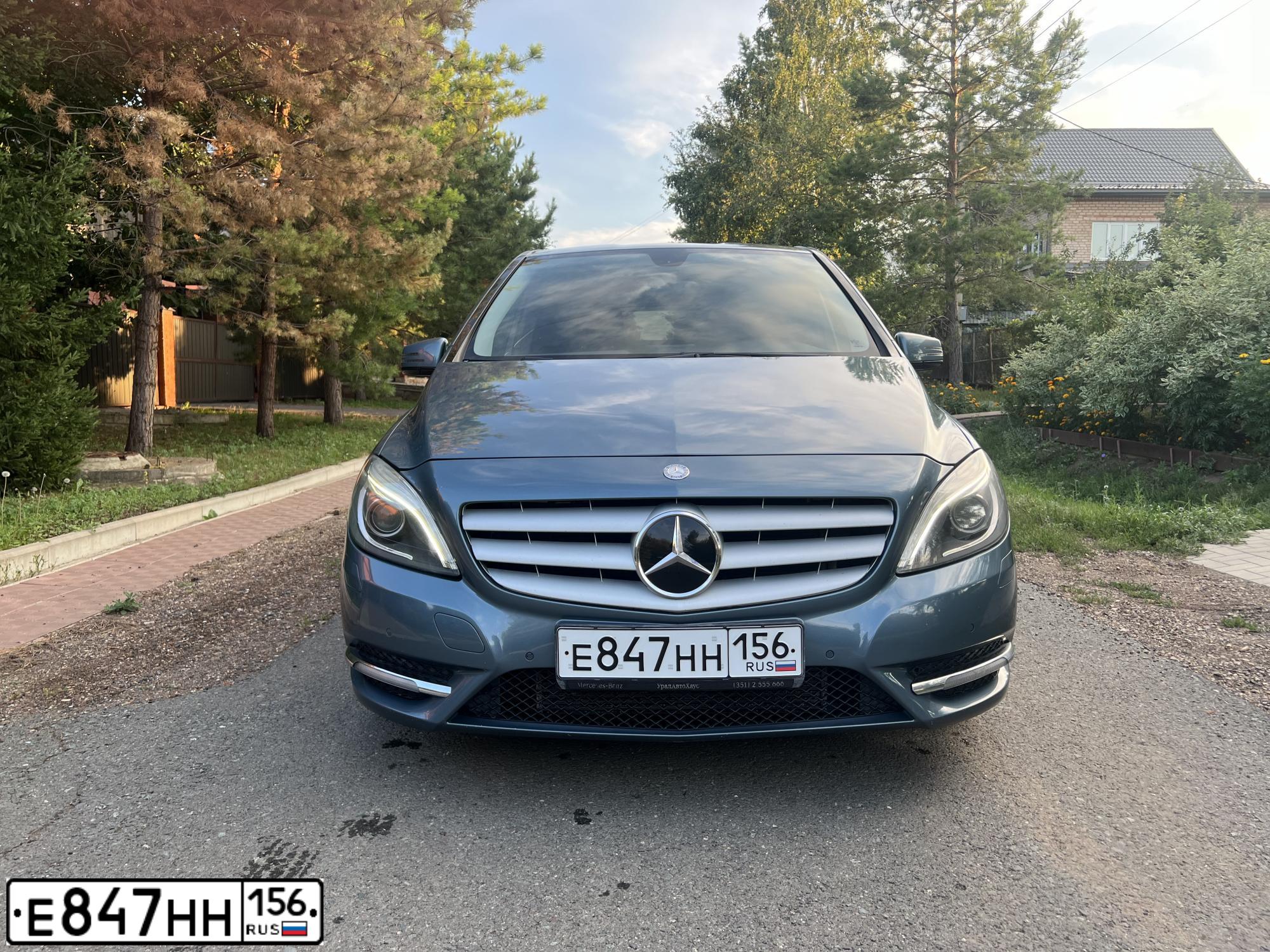 Фото автомобиля MERCEDES B-KLASSE, 2012 — госномер Е847НН156. Цвет: синий