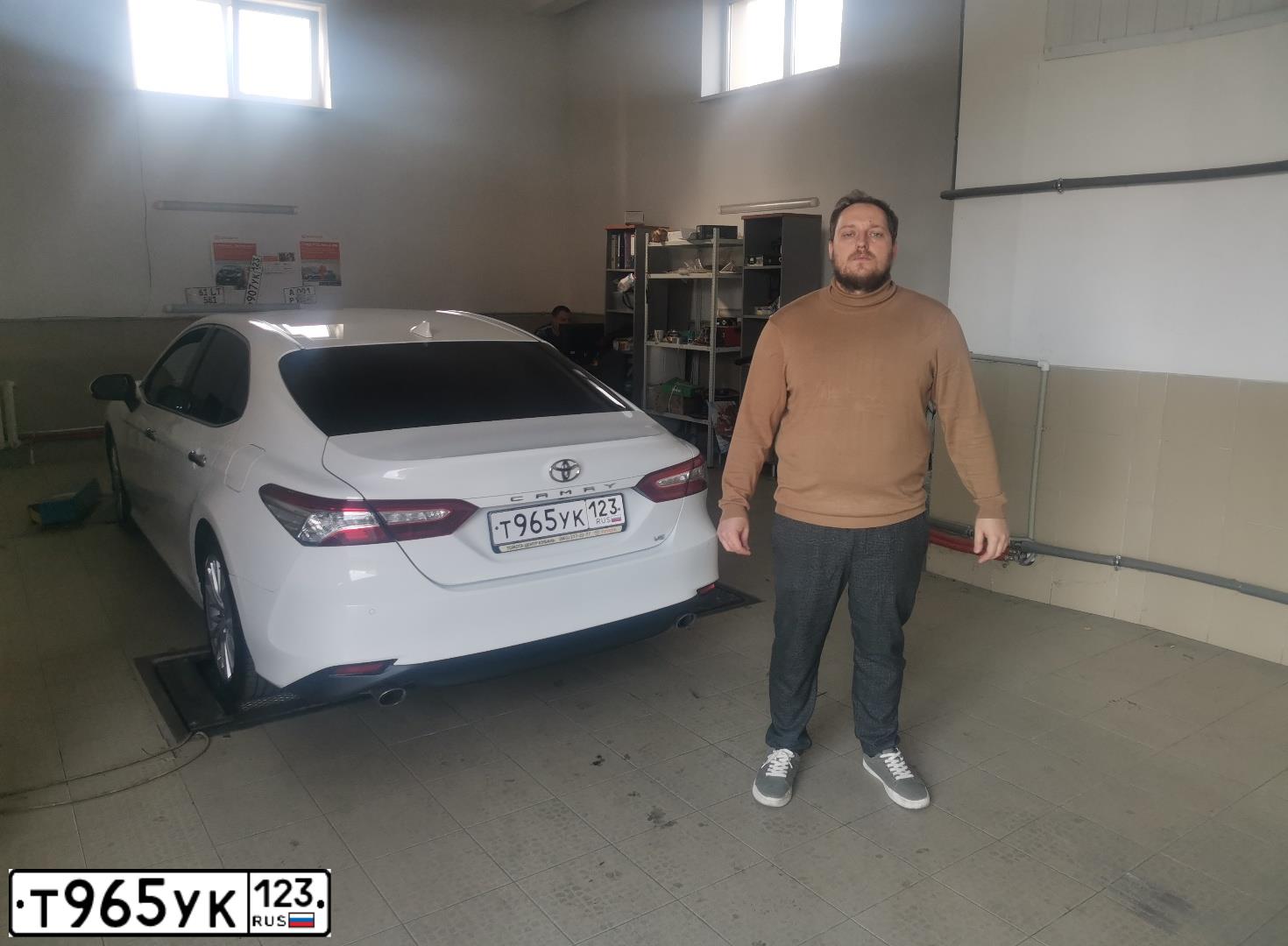 Фото автомобиля TOYOTA CAMRY, 2019 — госномер Т965УК123. Цвет: БЕЛЫЙ