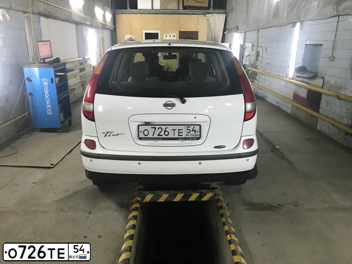 Фото автомобиля NISSAN ALMERA TINO, 2000 — госномер О726ТЕ54
