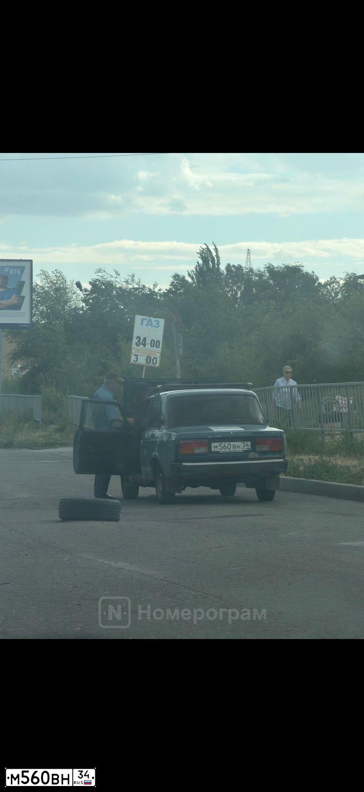 Фото автомобиля LADA 2107, 2007 — госномер М560ВН34. Цвет: СИНИЙ