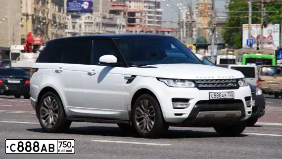 Фото автомобиля LANDROVER RANGE ROVER SPORT, 2014 — госномер С888АВ750. Цвет: БЕЛЫЙ ЯРКИЙ