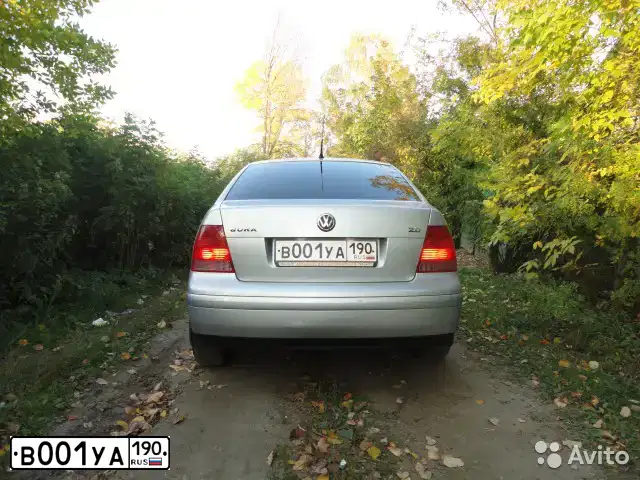 Фото автомобиля VOLKSWAGEN PASSAT, 2004 — госномер В001УА190. Цвет: СИНИЙ