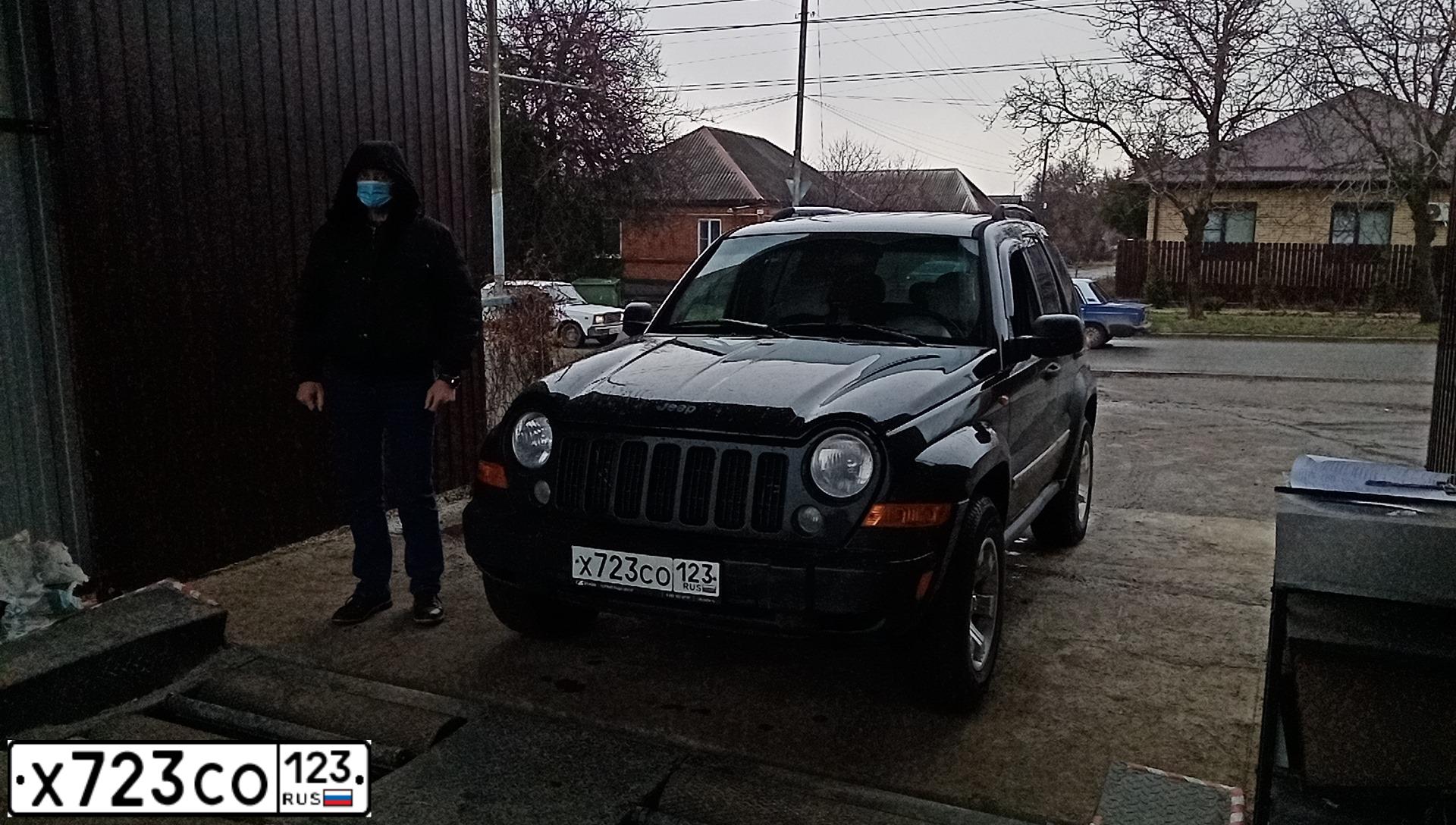 Фото автомобиля JEEP GRAND CHEROKEE, 2005 — госномер Х620ЕС761. Цвет: ЧЕРНЫЙ