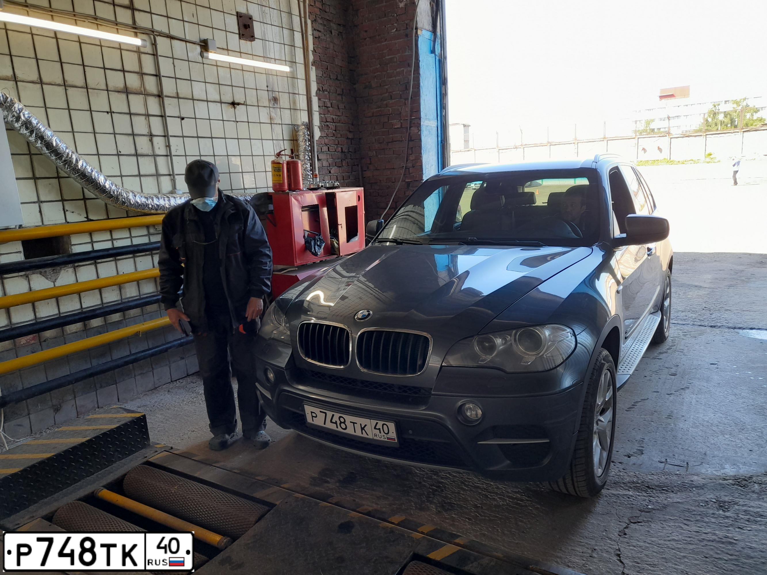 Фото автомобиля BMW X5, 2012 — госномер Р748ТК40. Цвет: ТЕМНО-СЕРЫЙ