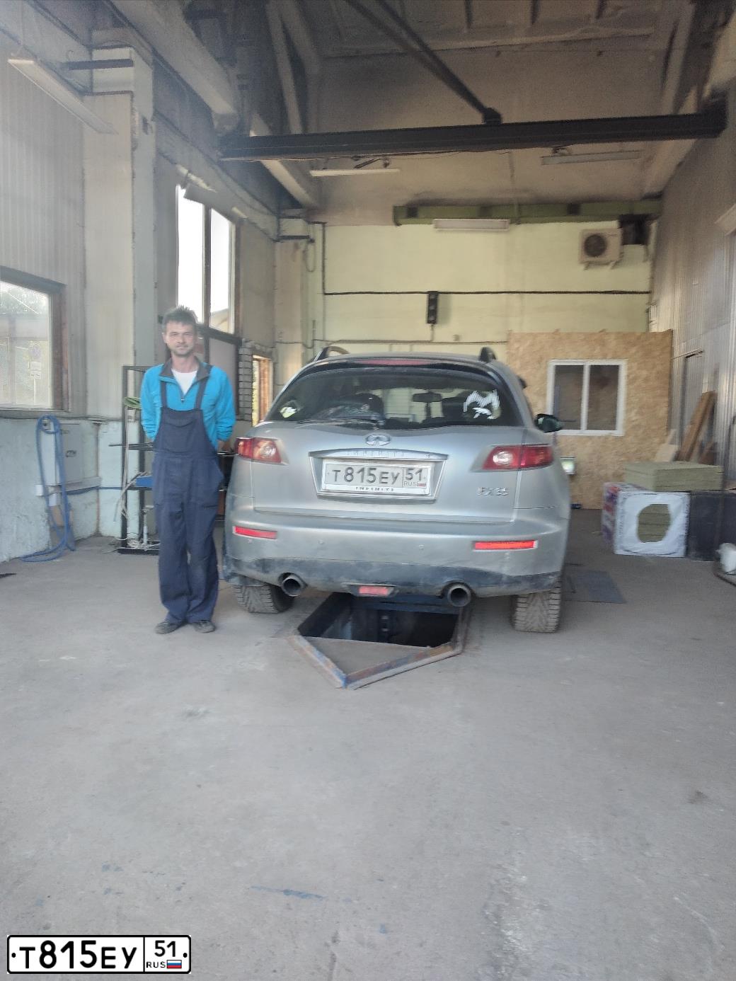 Фото автомобиля INFINITI QX70 /FX/, 2006 — госномер Т815ЕУ51. Цвет: Серебристый