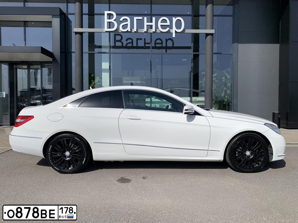 Фото автомобиля MERCEDES E-KLASSE, 2013 — госномер О878ВЕ178. Цвет: Белый