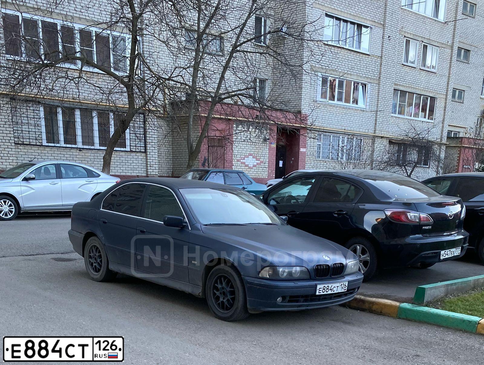Фото автомобиля BMW SERIE 5, 2001 — госномер Е884СТ126. Цвет: СИНИЙ