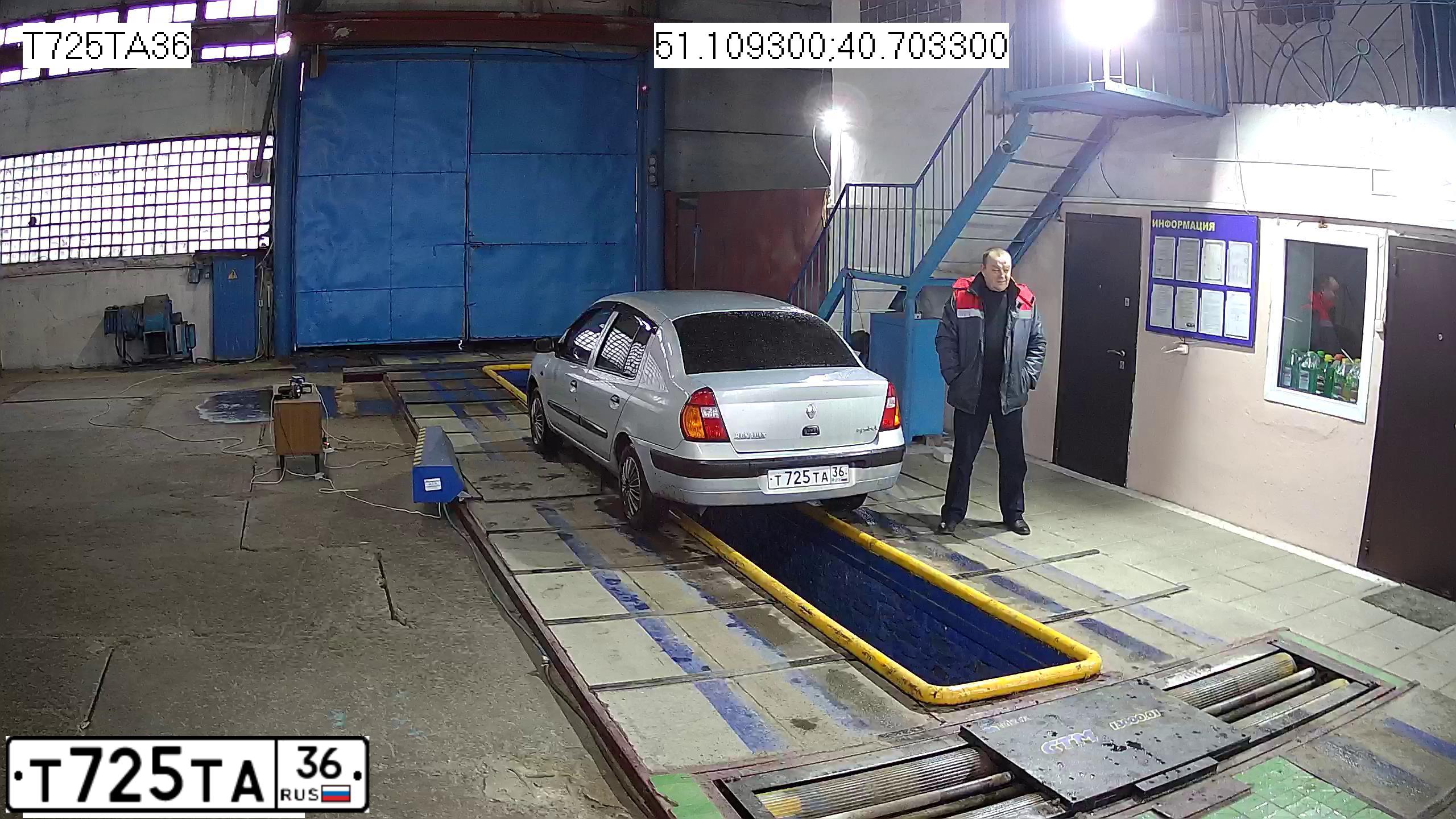 Фото автомобиля RENAULT SYMBOL, 2002 — госномер О684ОО36. Цвет: СЕРО-ГОЛУБОЙ