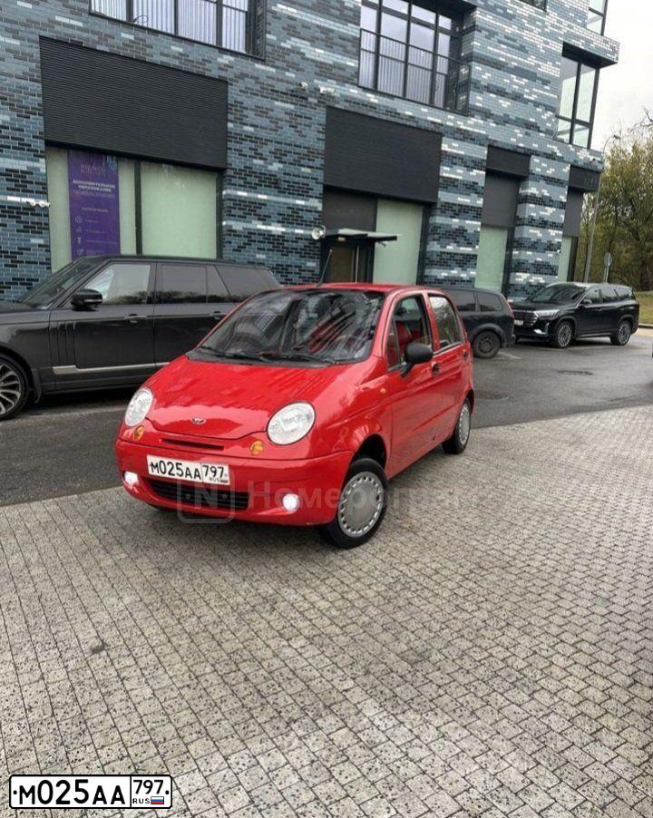 Фото автомобиля DAEWOO MATIZ, 2010 — госномер Р552АХ550. Цвет: ЯРКО-КРАСНЫЙ