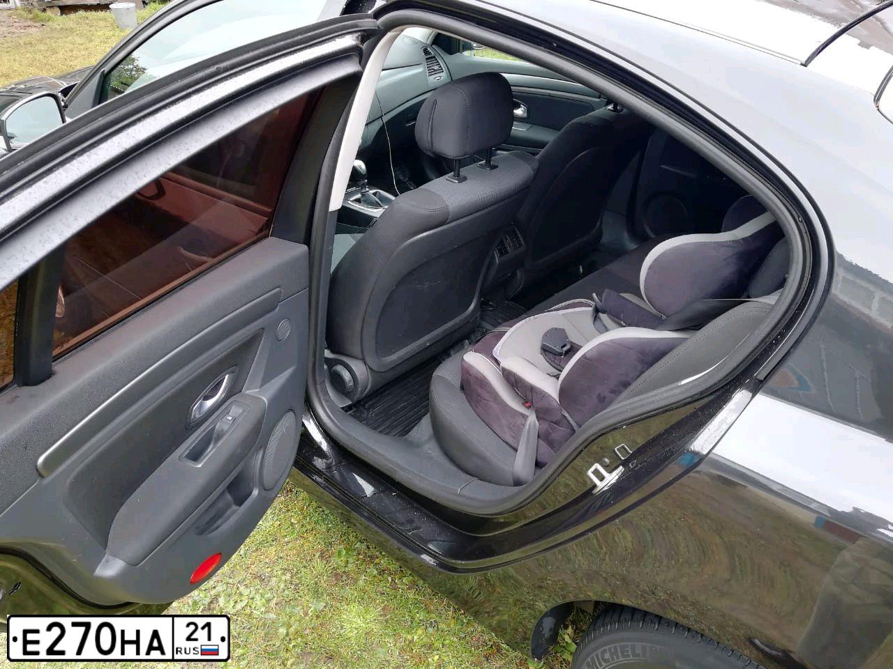 Фото автомобиля RENAULT LAGUNA, 2007 — госномер С598НН797. Цвет: ЧЕРНЫЙ